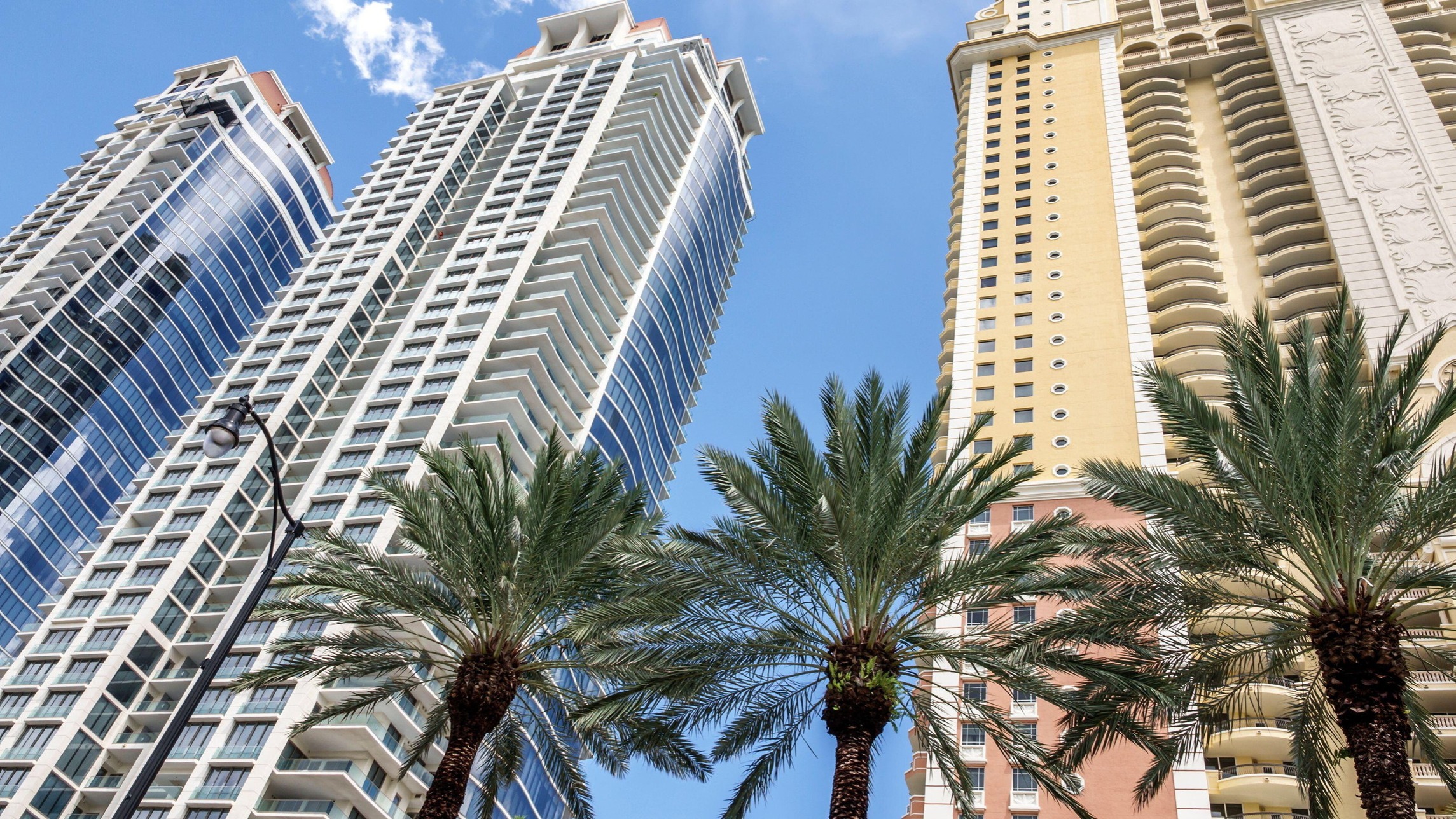 d1e00ek4ebabms.cloudfront.net image