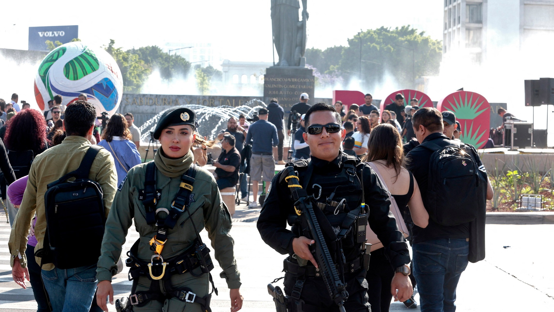 d1e00ek4ebabms.cloudfront.net image