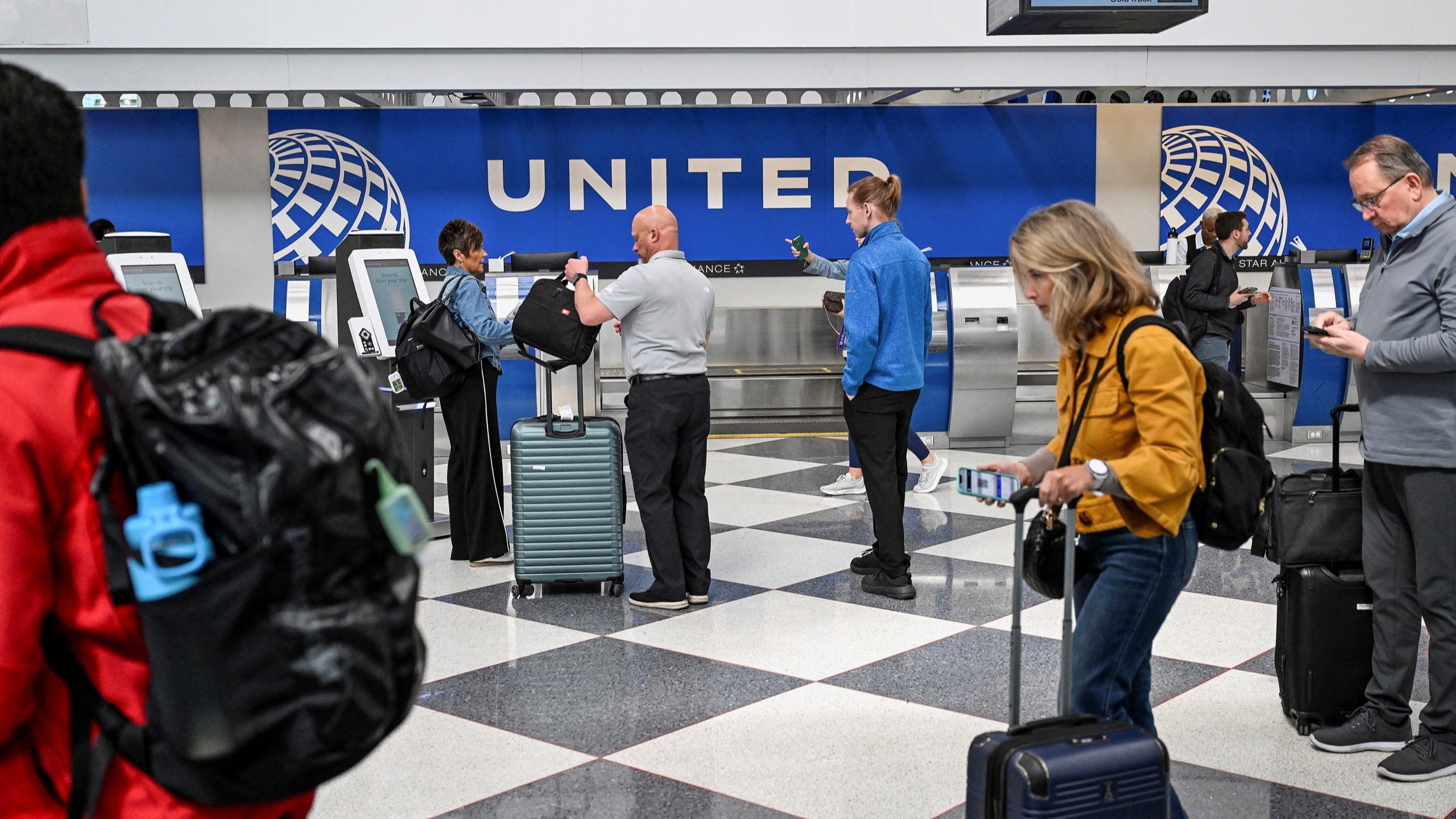 d1e00ek4ebabms.cloudfront.net image