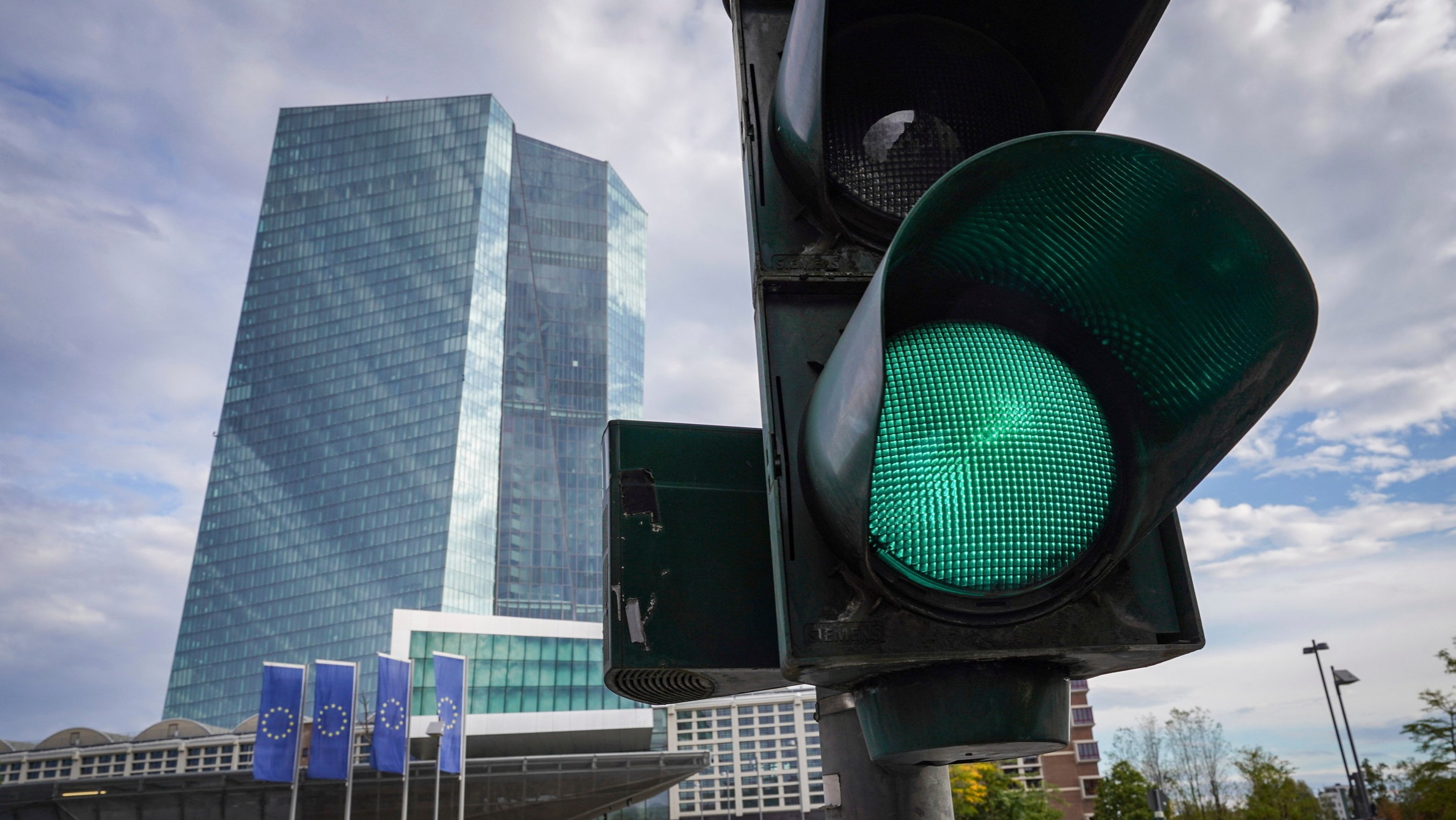 d1e00ek4ebabms.cloudfront.net image