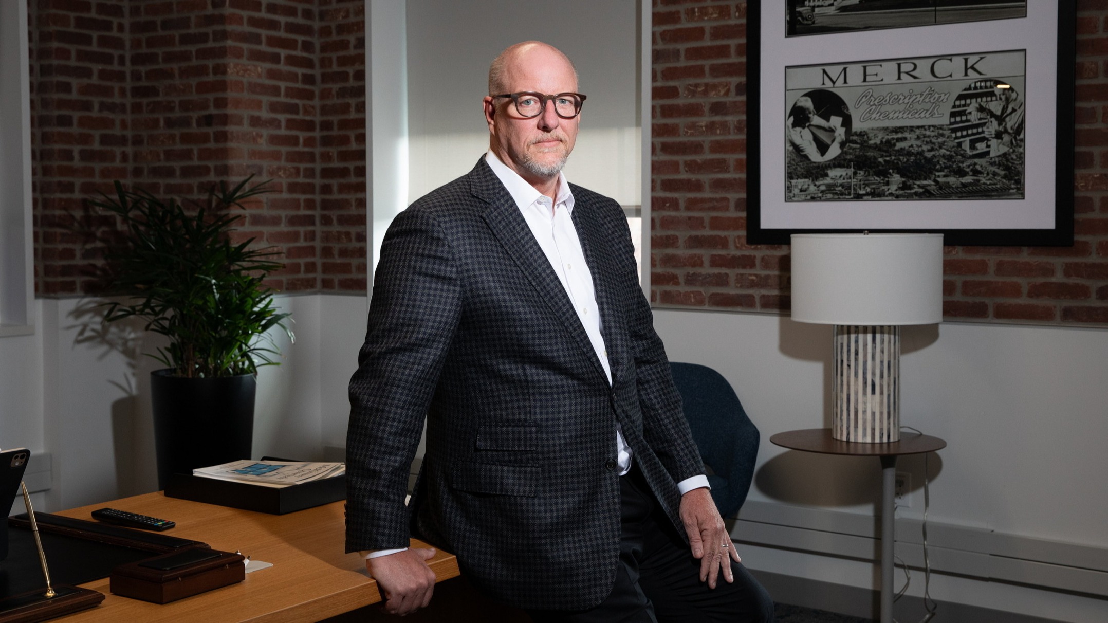 d1e00ek4ebabms.cloudfront.net image