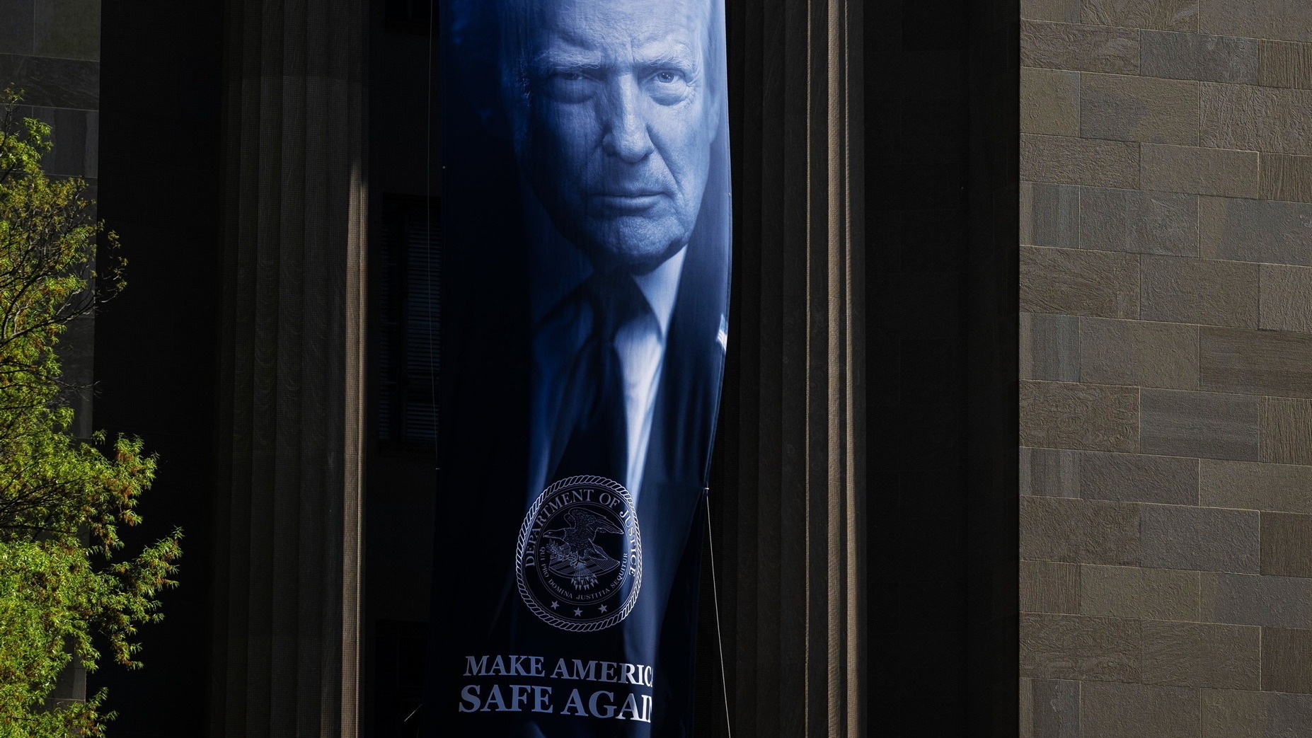 d1e00ek4ebabms.cloudfront.net image