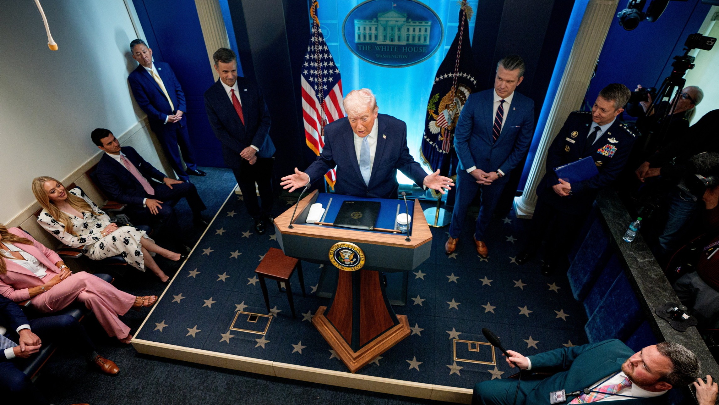 d1e00ek4ebabms.cloudfront.net image