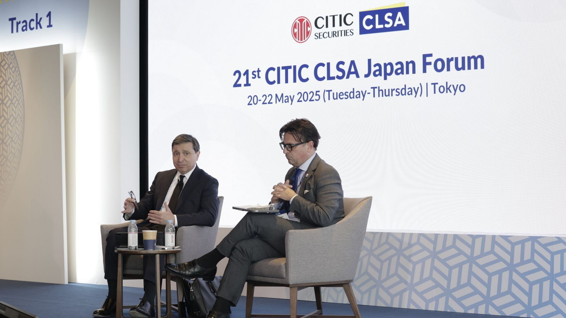 d1e00ek4ebabms.cloudfront.net image