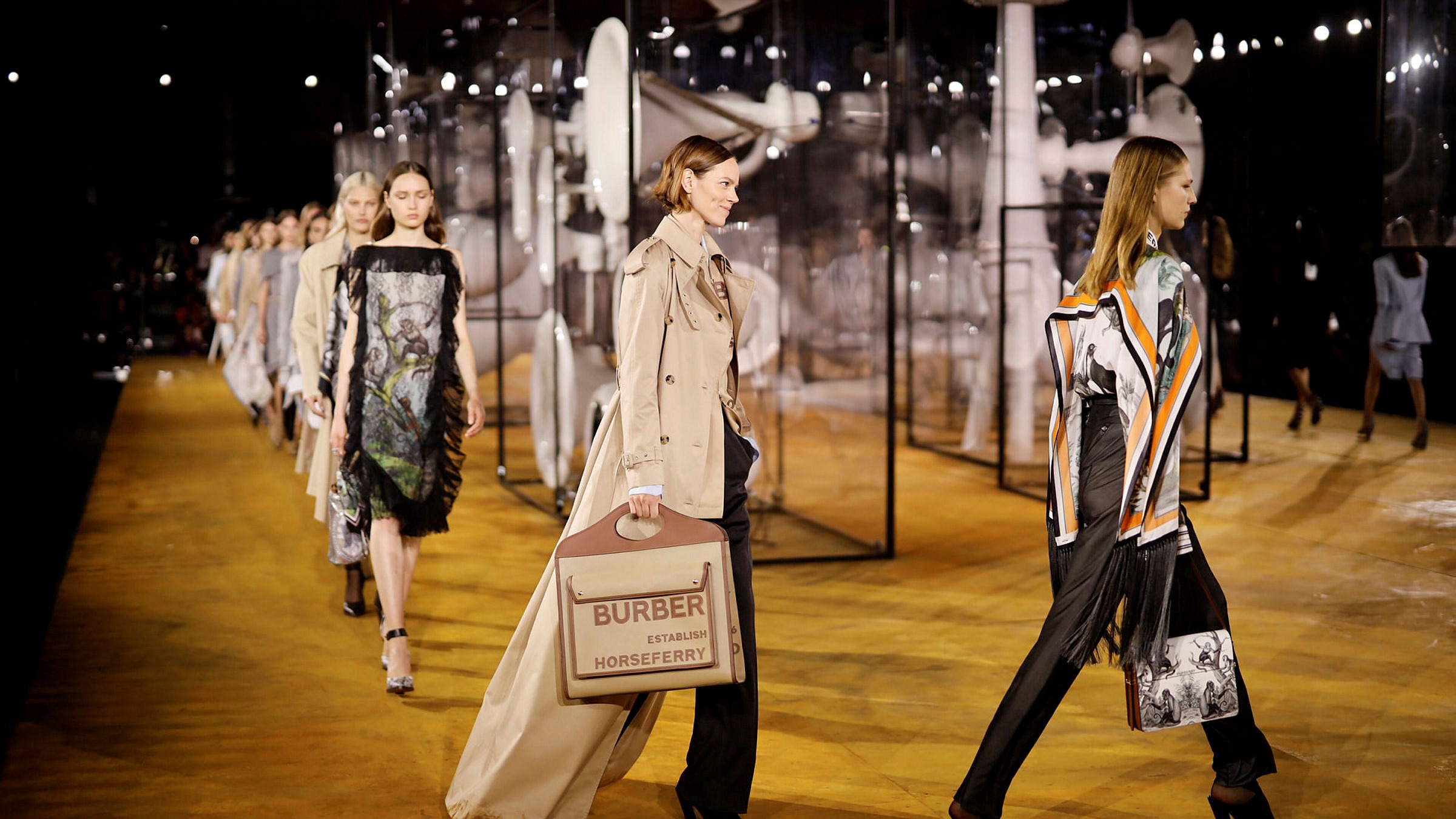 Burberry reinstates dividend but growth falters | Financial Times