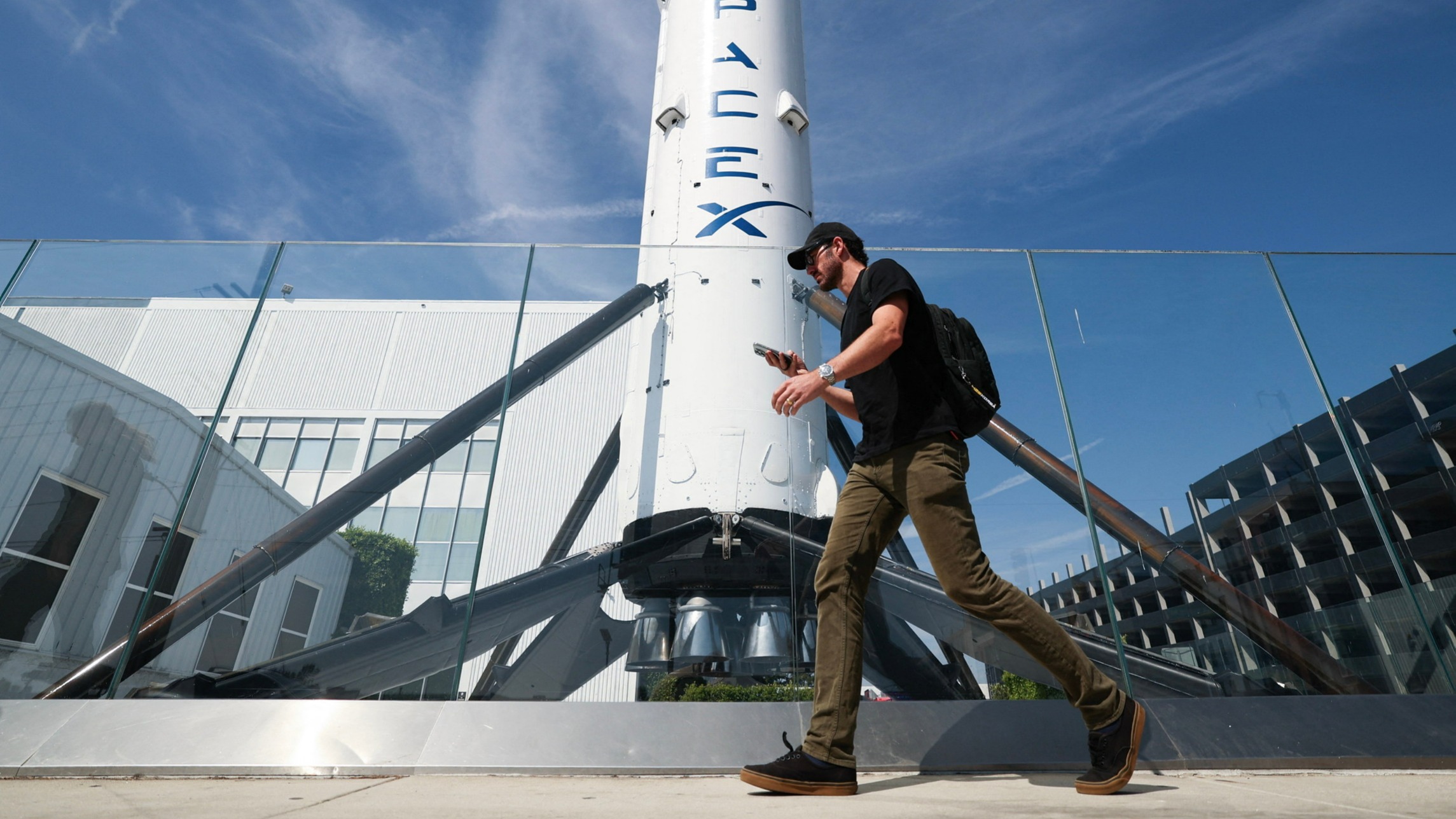 d1e00ek4ebabms.cloudfront.net image