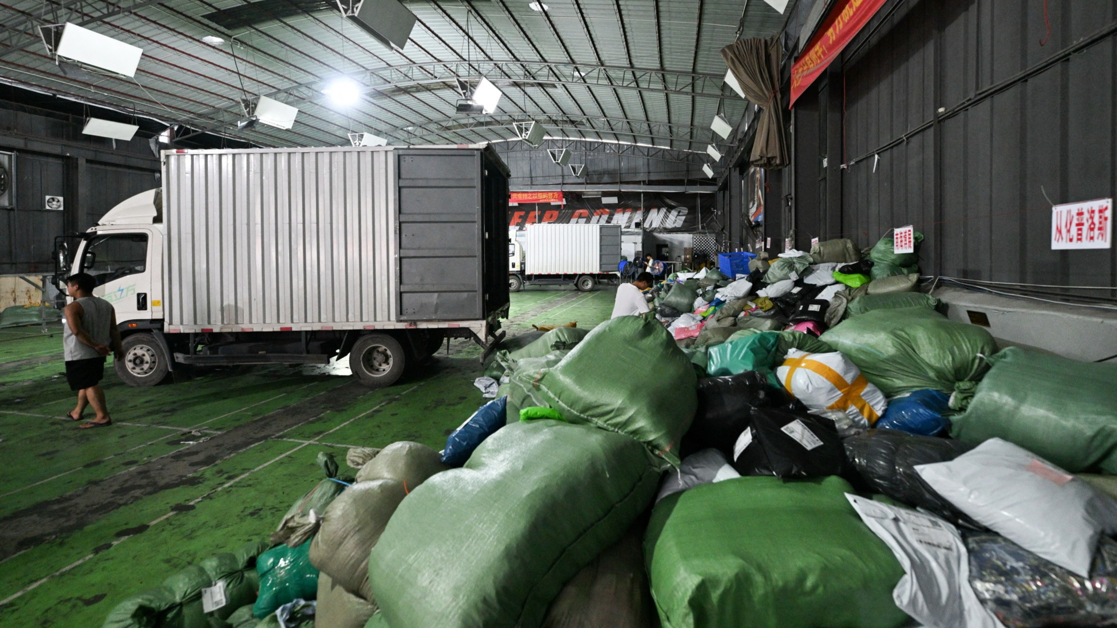 d1e00ek4ebabms.cloudfront.net image