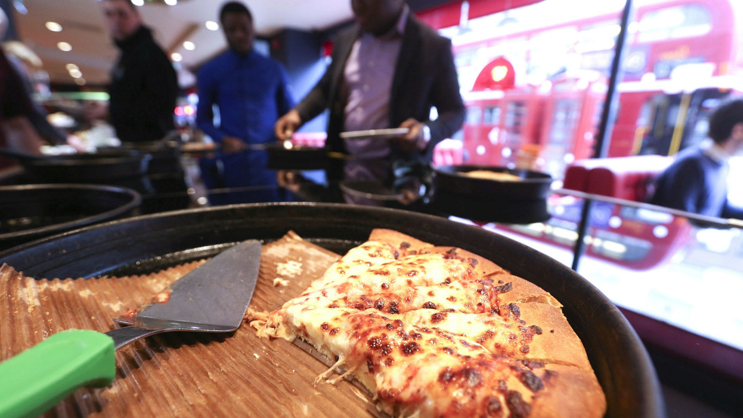 Pizza Hut puts 450 jobs at risk with UK closure plan | Financial Times