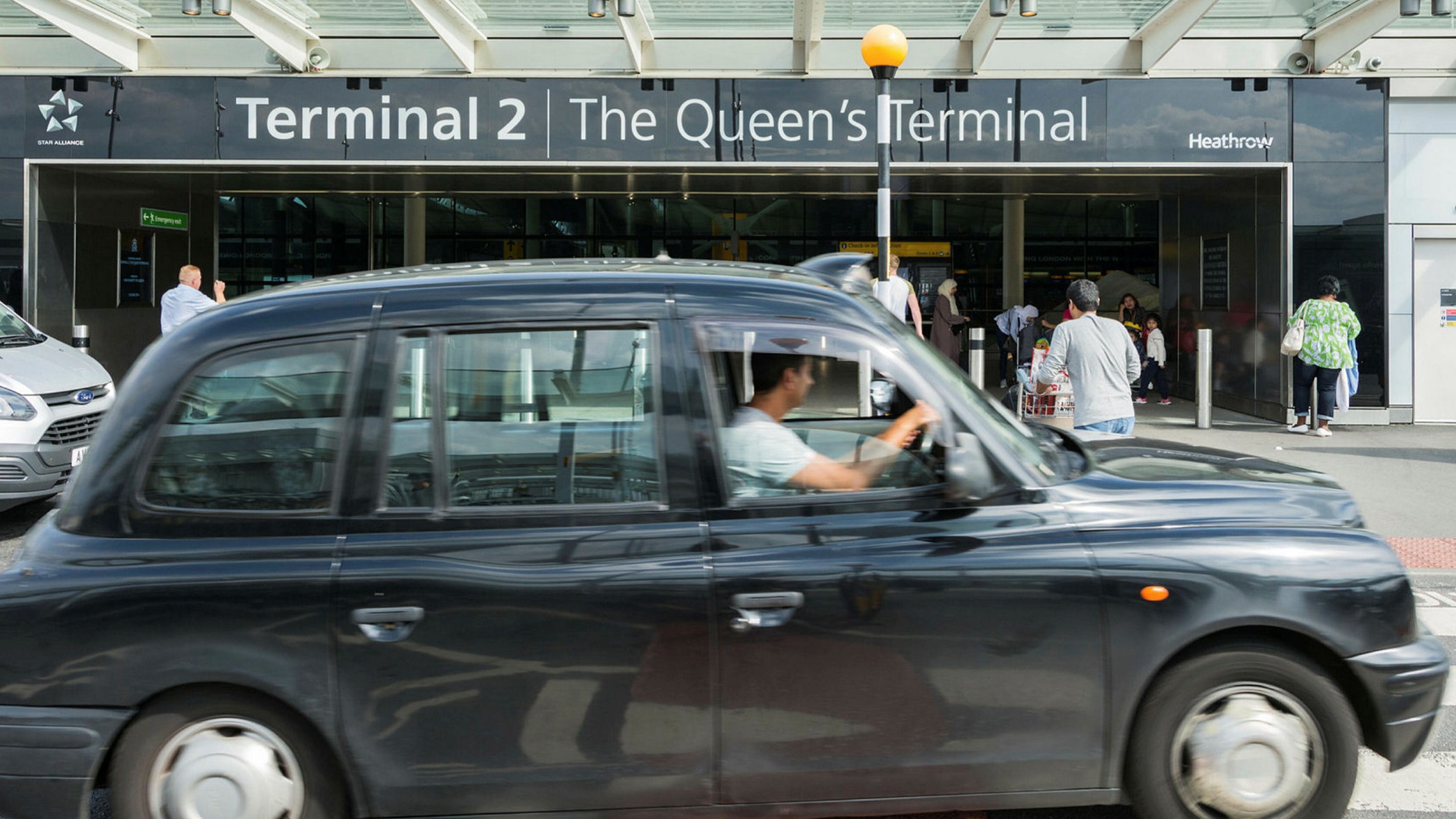 Heathrow to treble taxi pick-up fee from July | Financial Times
