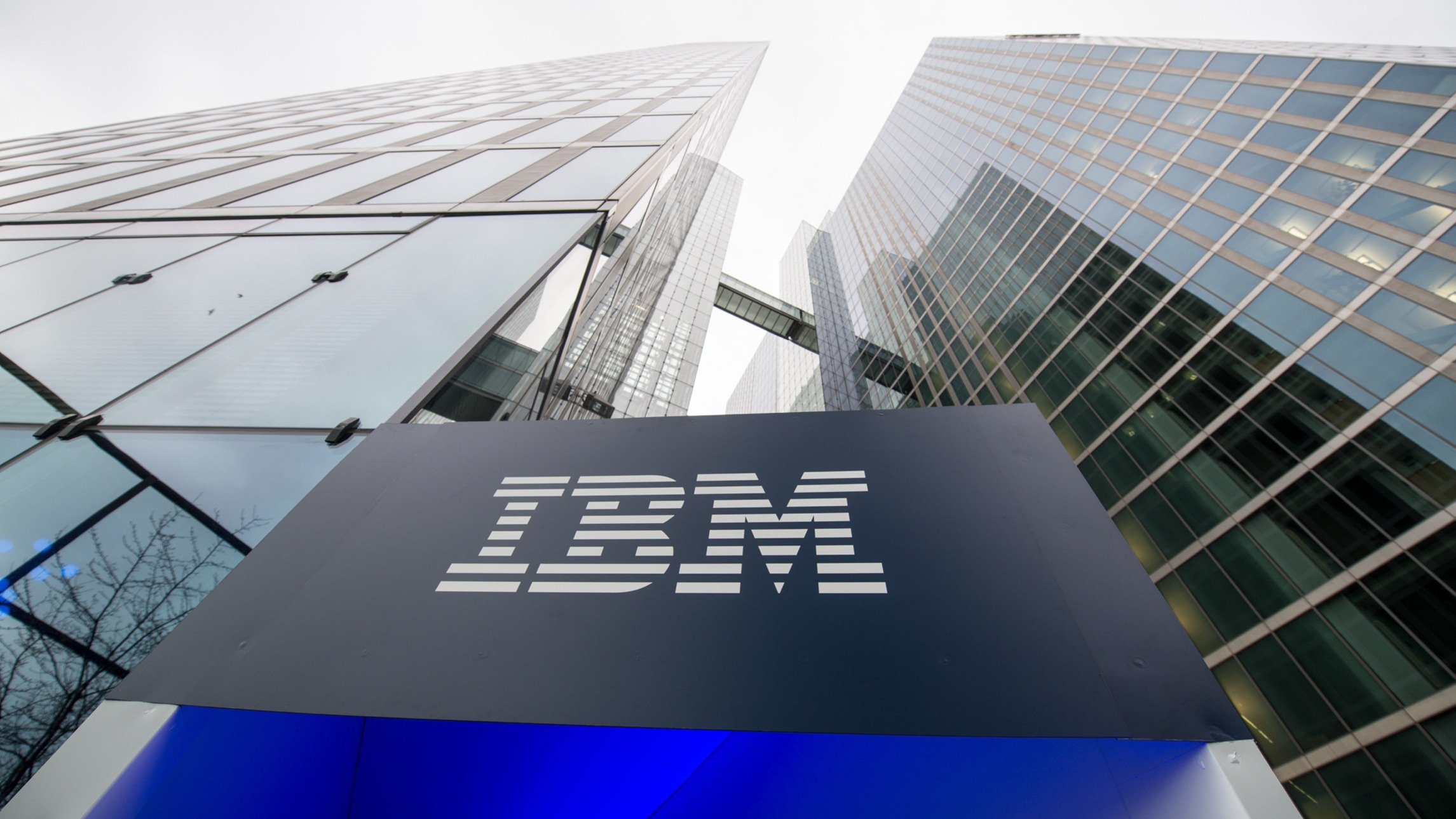 Live news: IBM sets upbeat sales outlook after meeting 4th-quarter forecasts