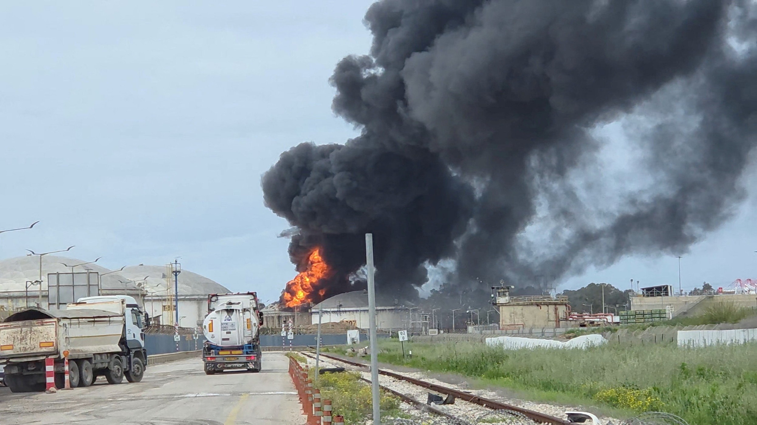 d1e00ek4ebabms.cloudfront.net image