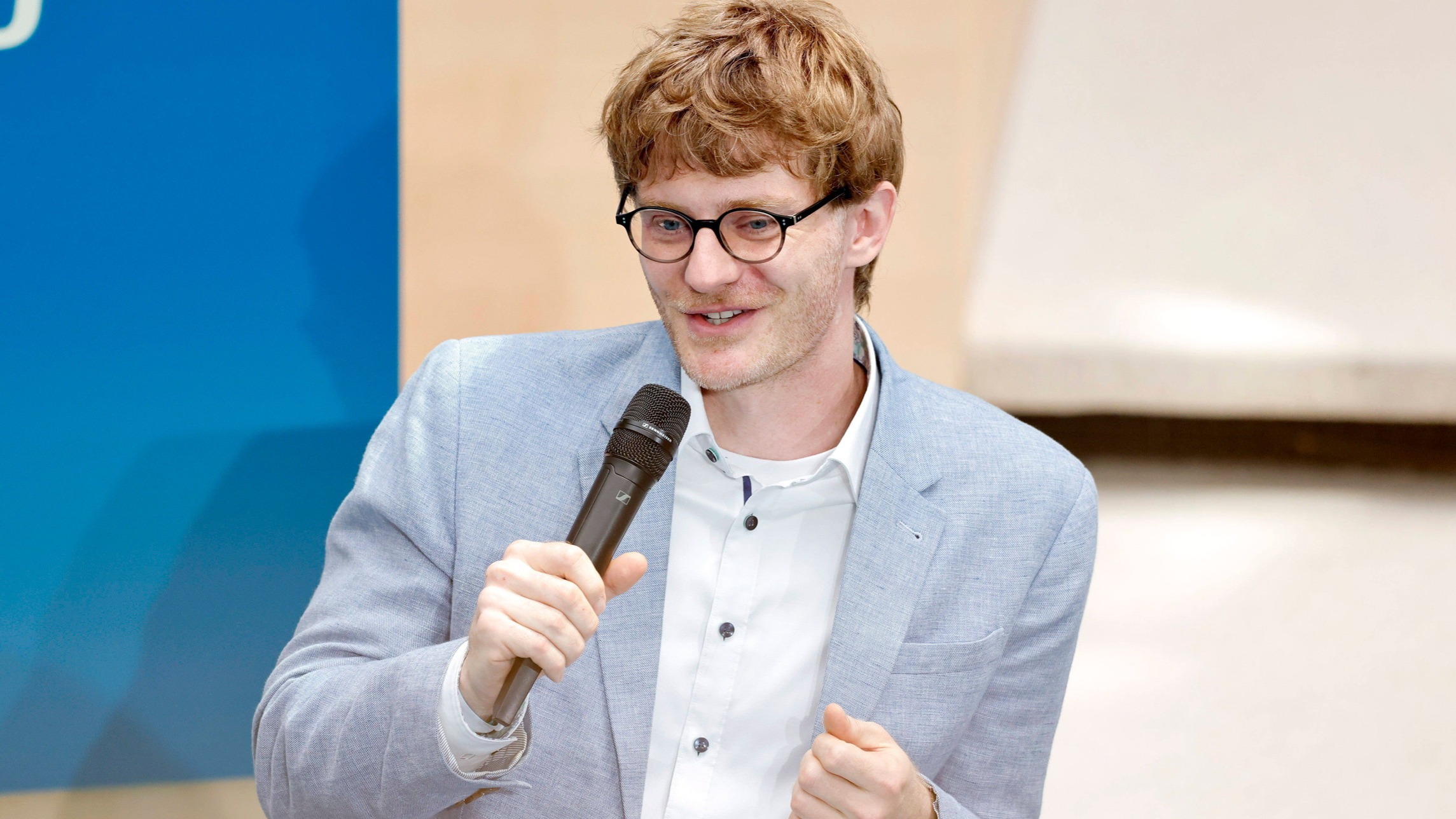 d1e00ek4ebabms.cloudfront.net image