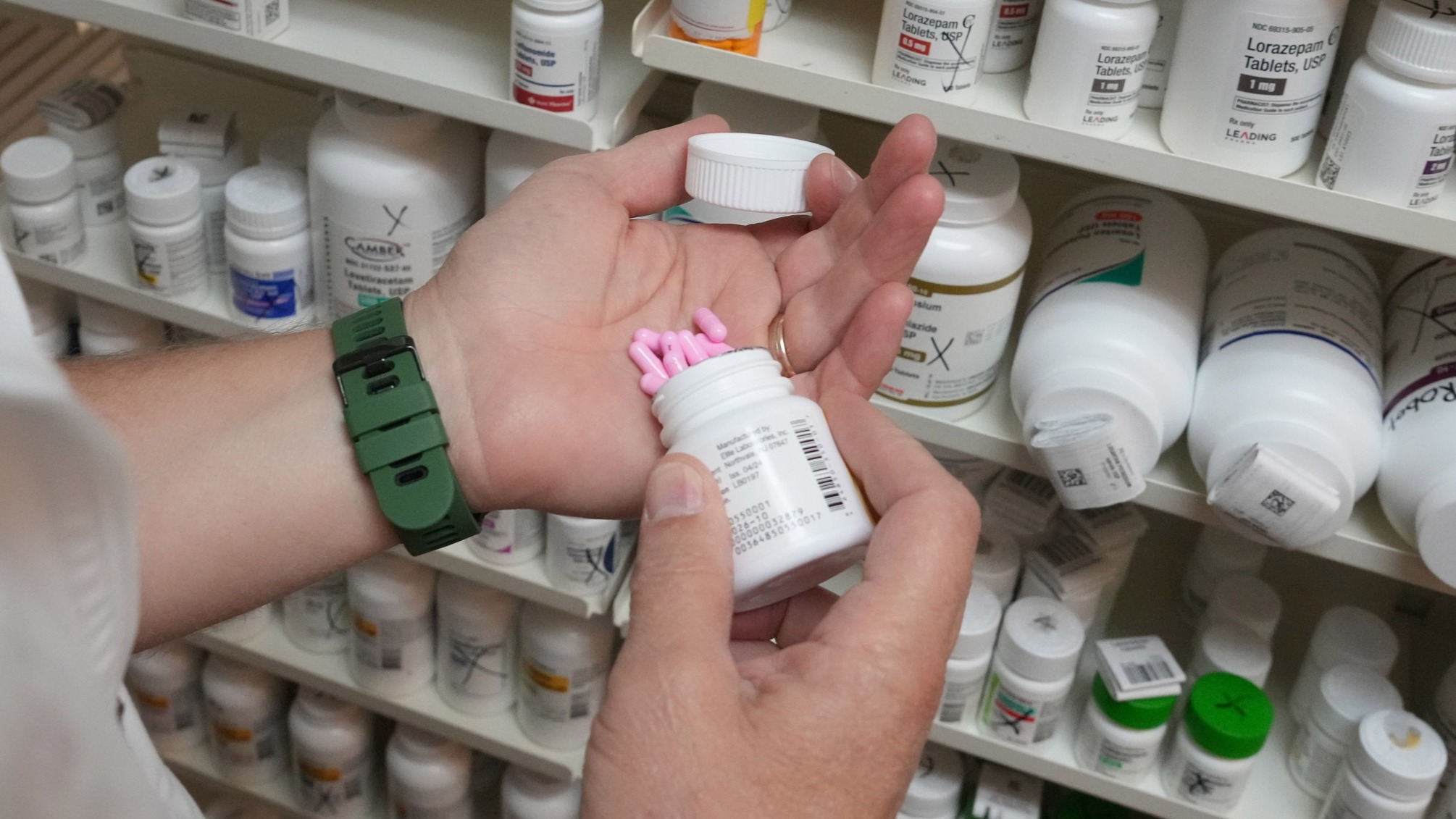 d1e00ek4ebabms.cloudfront.net image