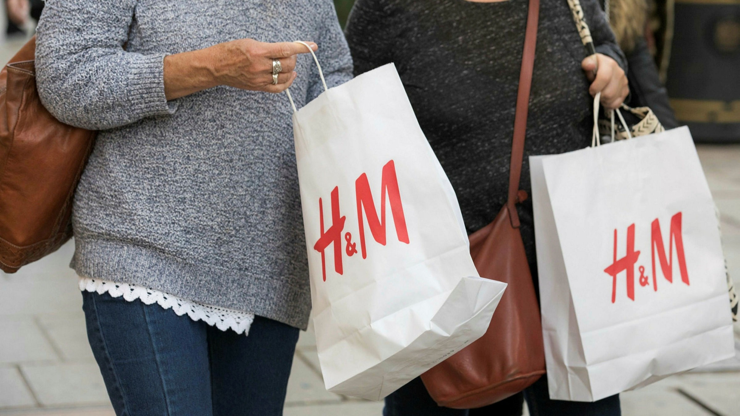 Sale m ru. H&M покупатели. HM покупатели. H M одежда. H M интернет магазин одежды.