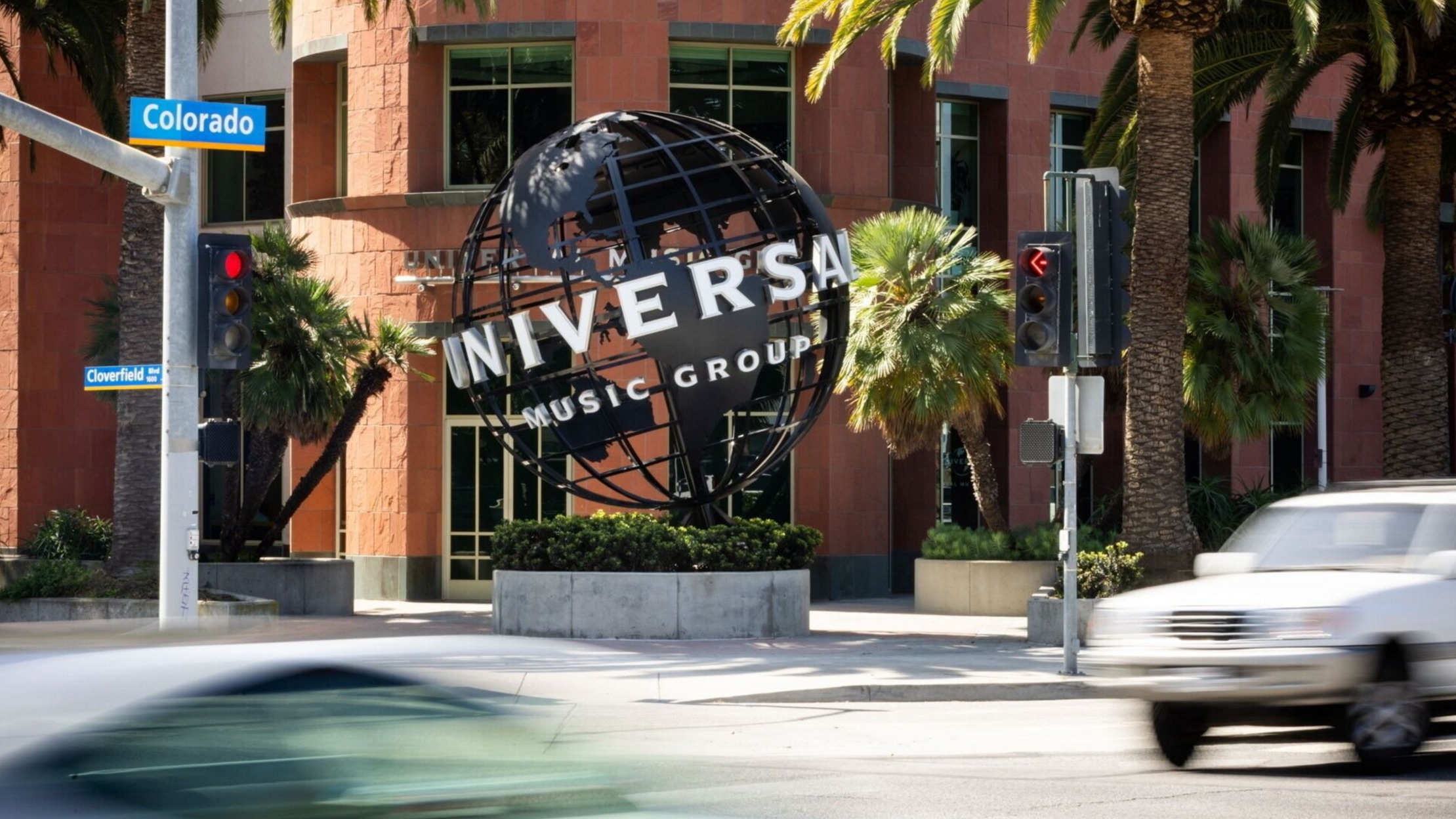 d1e00ek4ebabms.cloudfront.net image