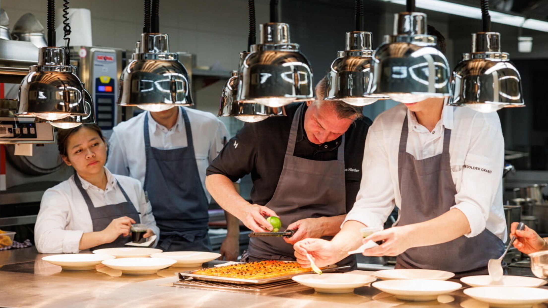 d1e00ek4ebabms.cloudfront.net image