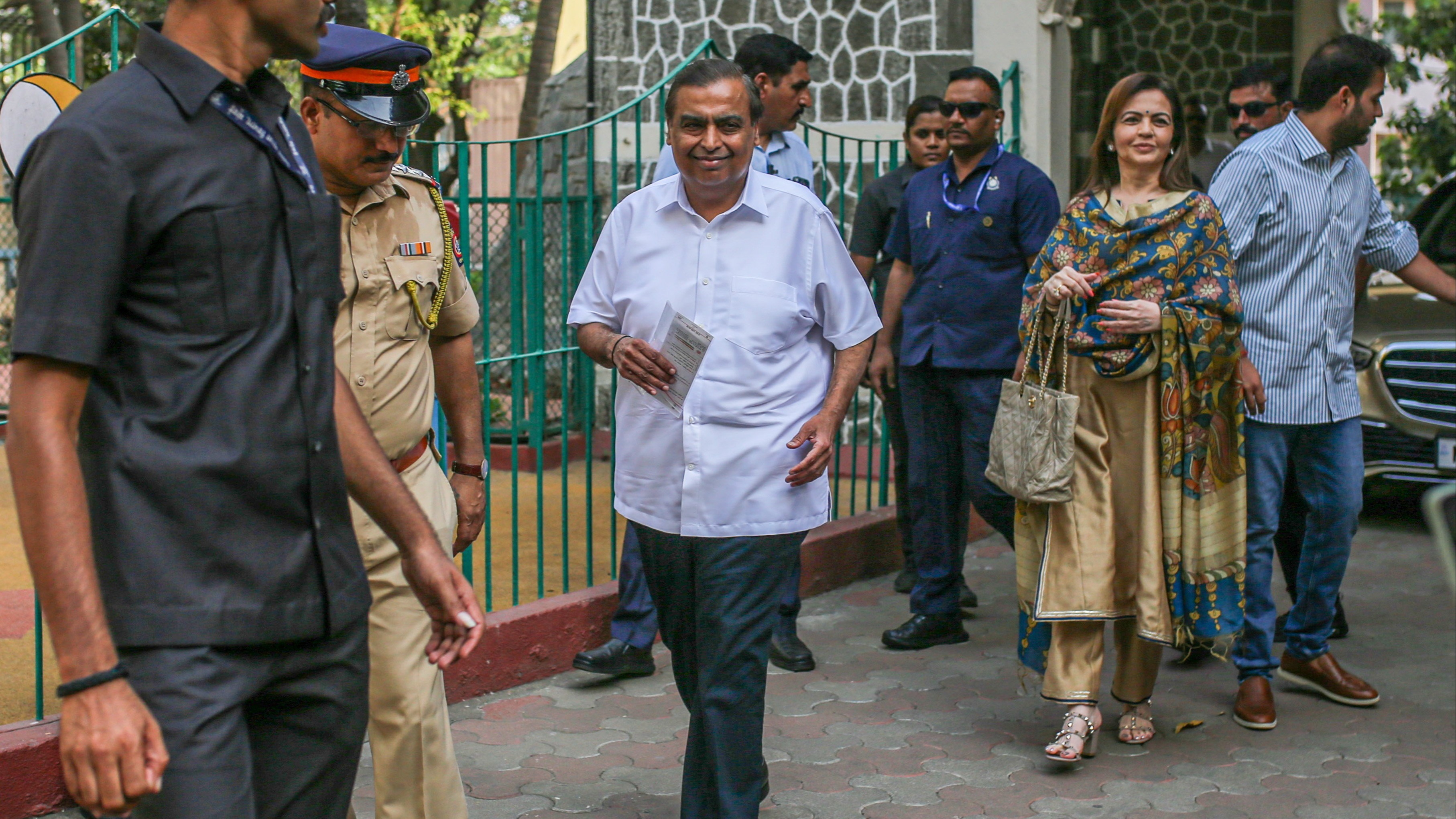 d1e00ek4ebabms.cloudfront.net image