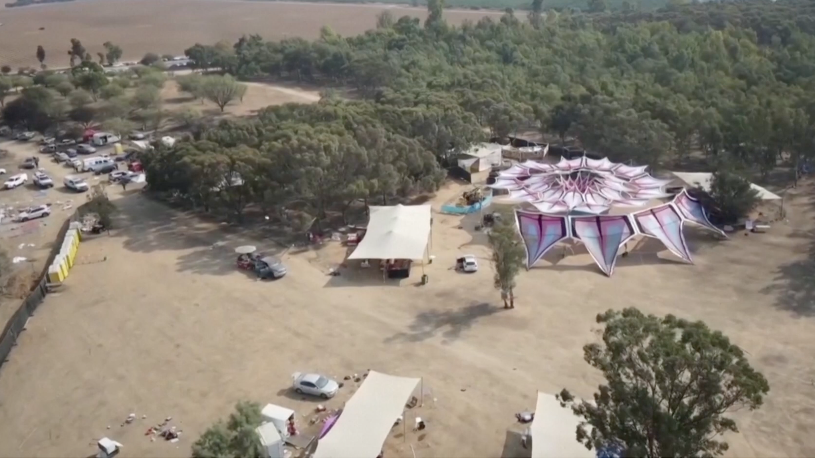 Des images de drone capturent les conséquences de l'attaque du Hamas contre le festival de musique Supernova