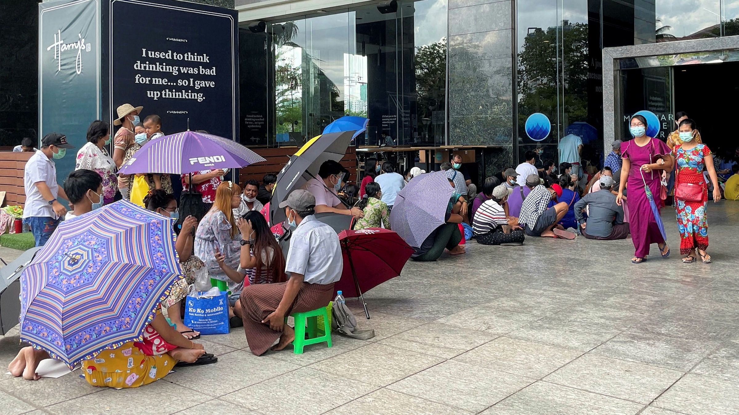 The shortage of money threatens Myanmar's banking crisis - Vimarsana News