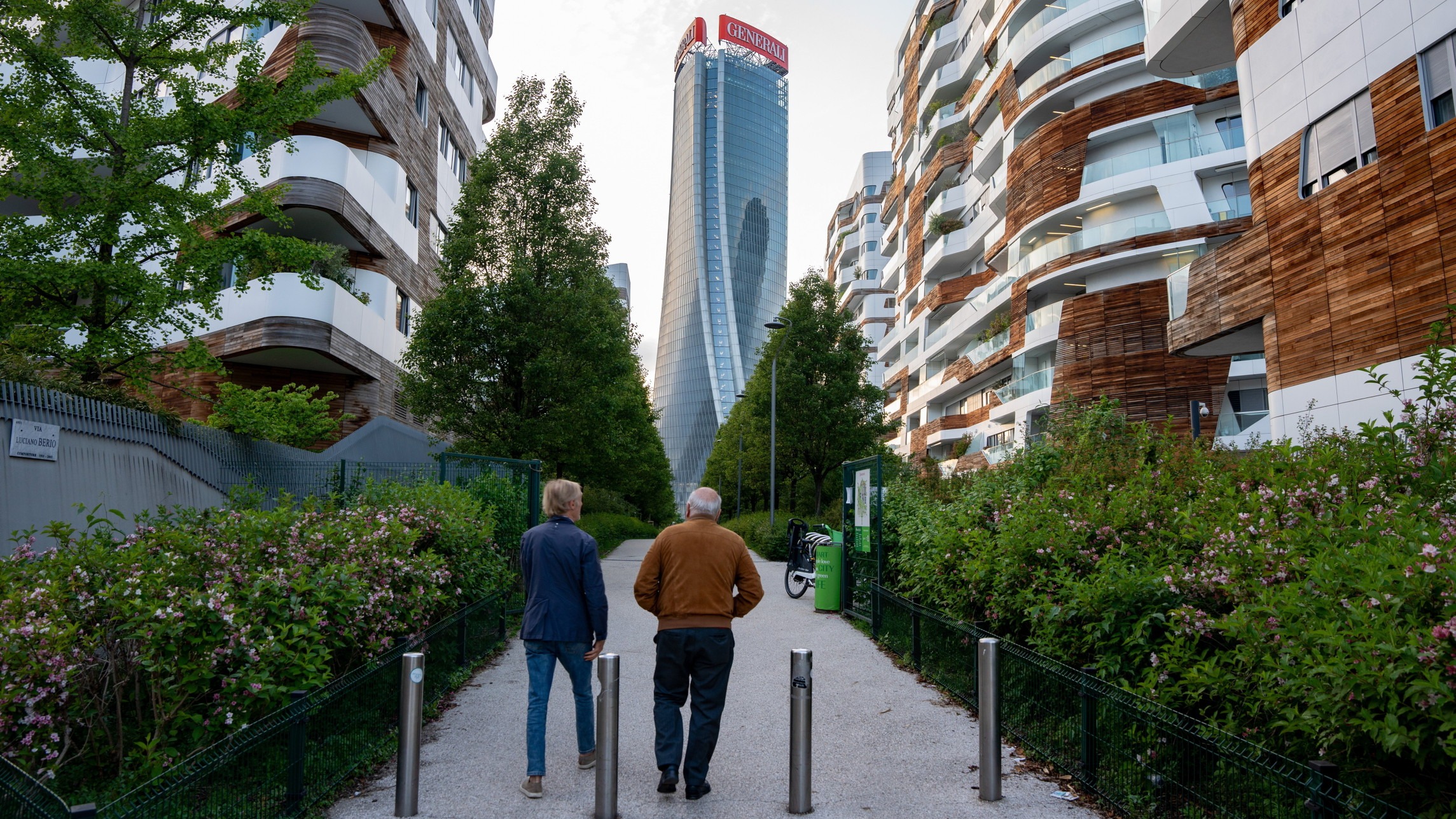 d1e00ek4ebabms.cloudfront.net image