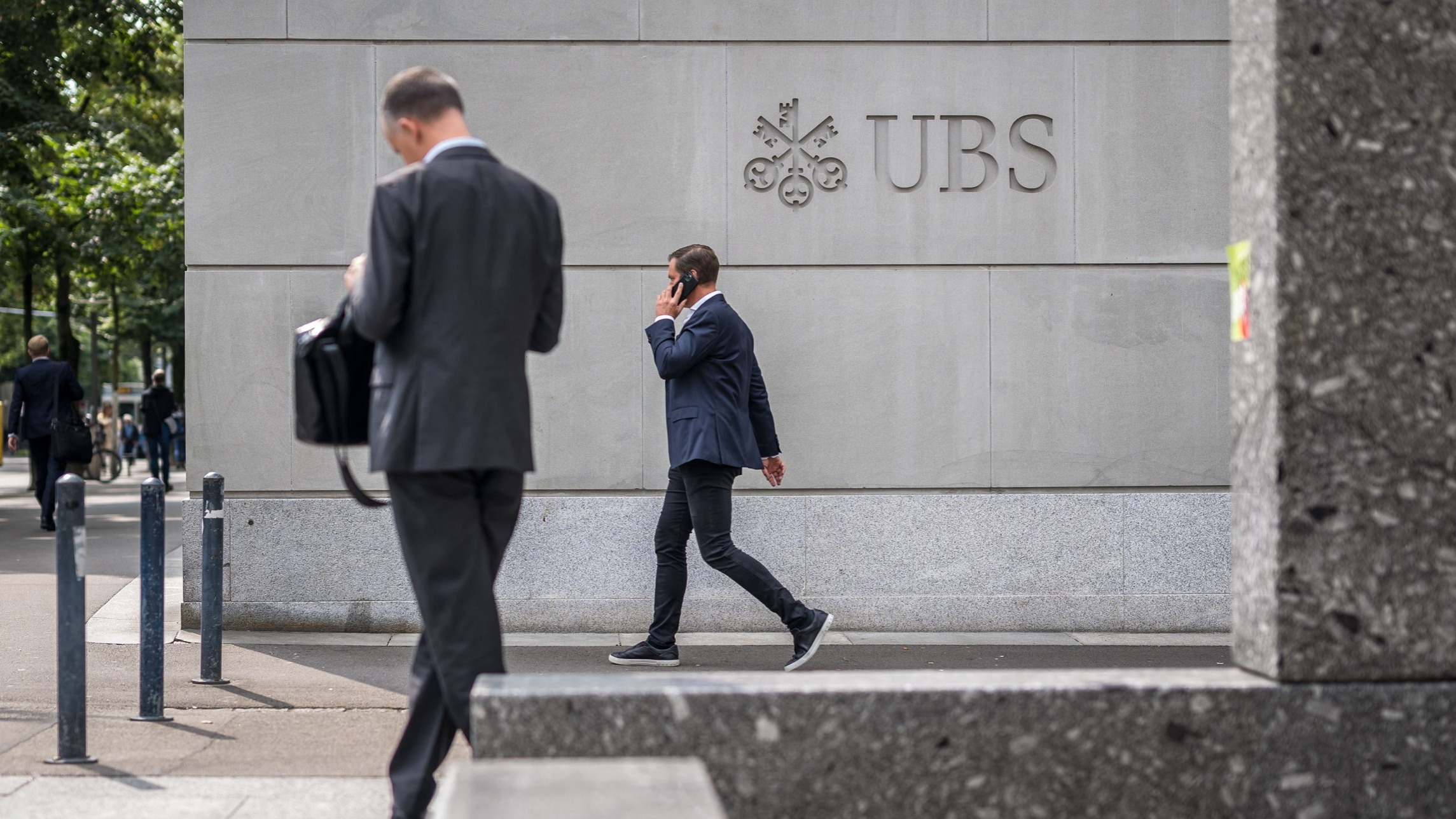 d1e00ek4ebabms.cloudfront.net image