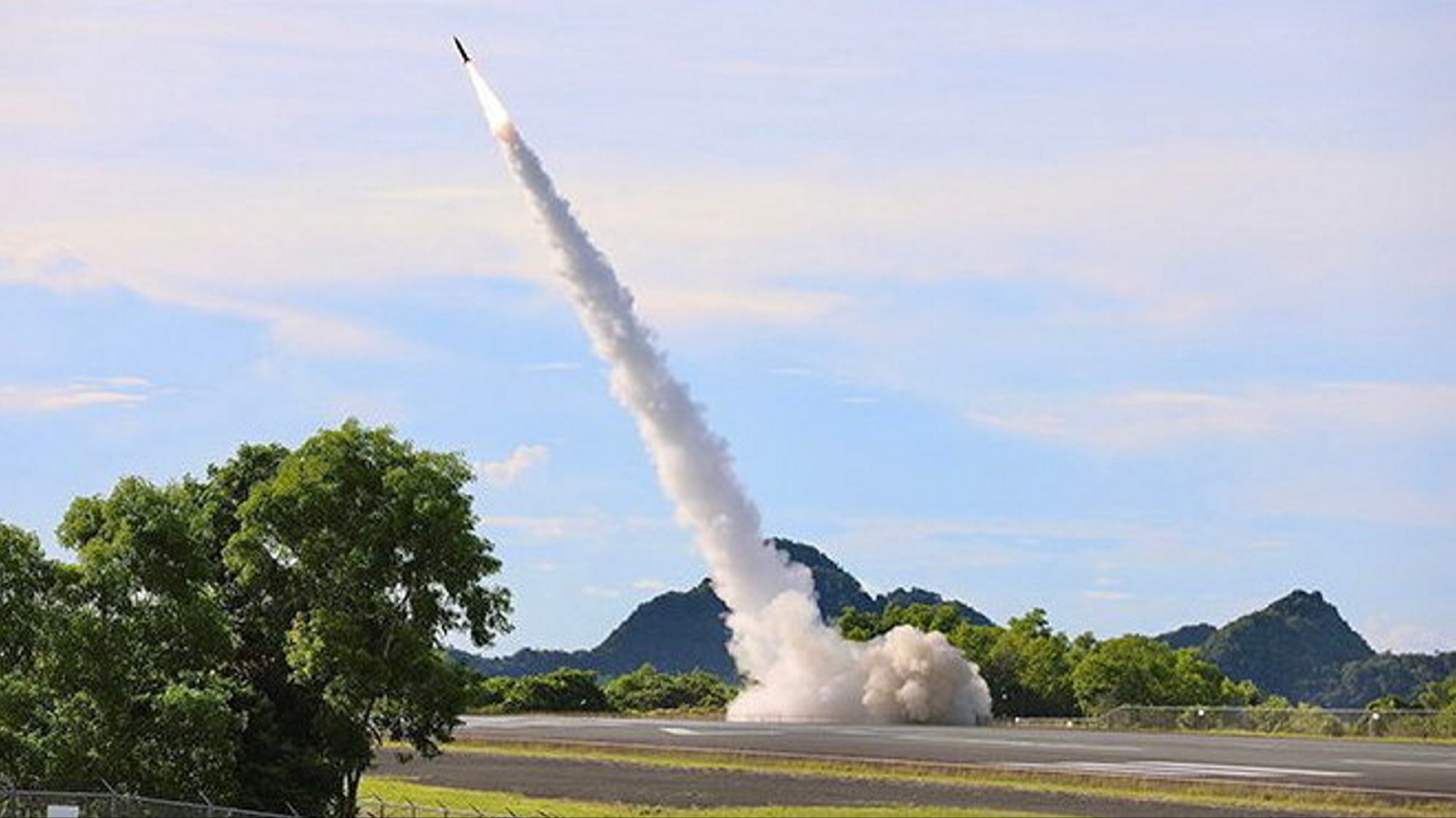 d1e00ek4ebabms.cloudfront.net image