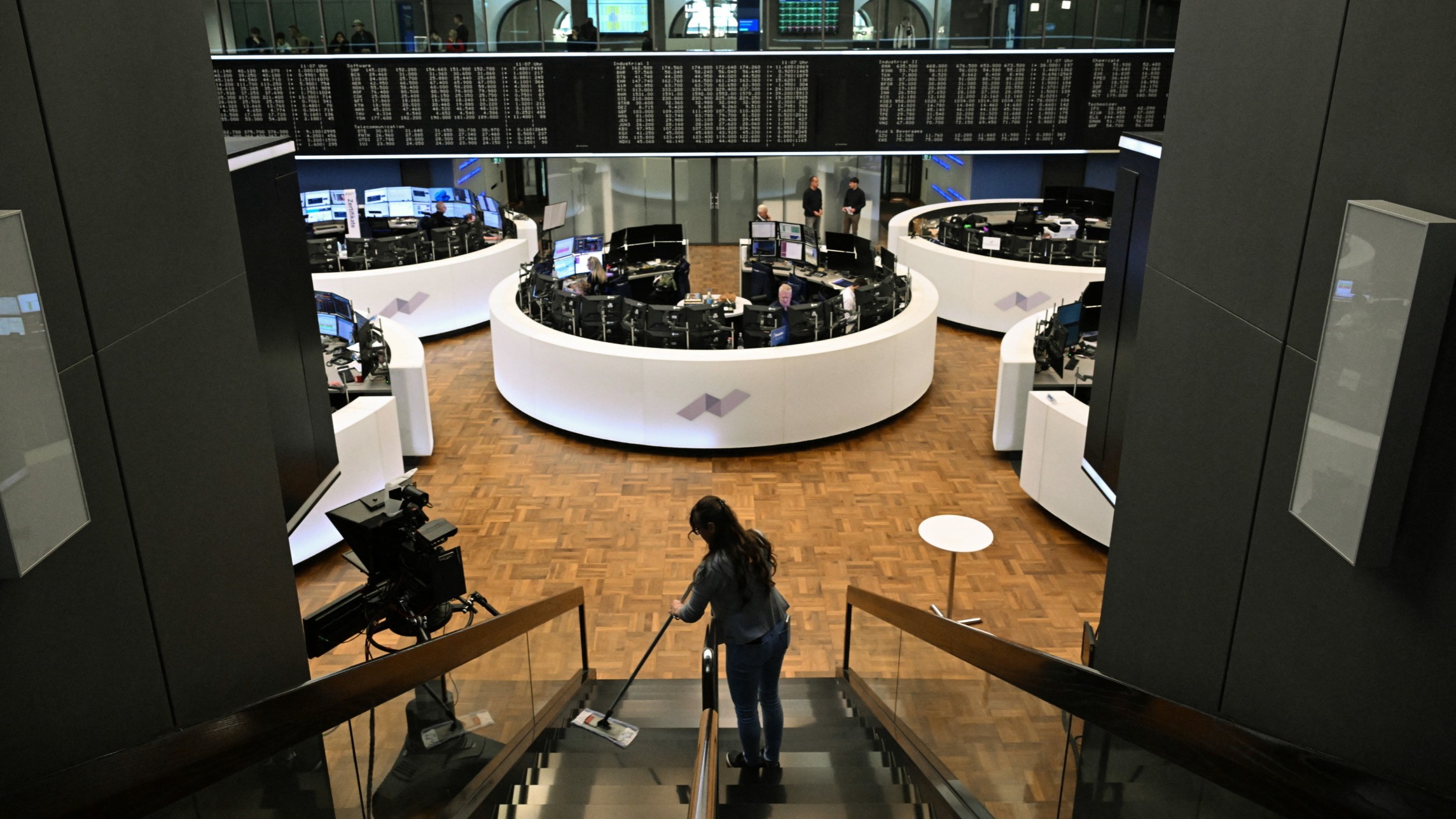 d1e00ek4ebabms.cloudfront.net image