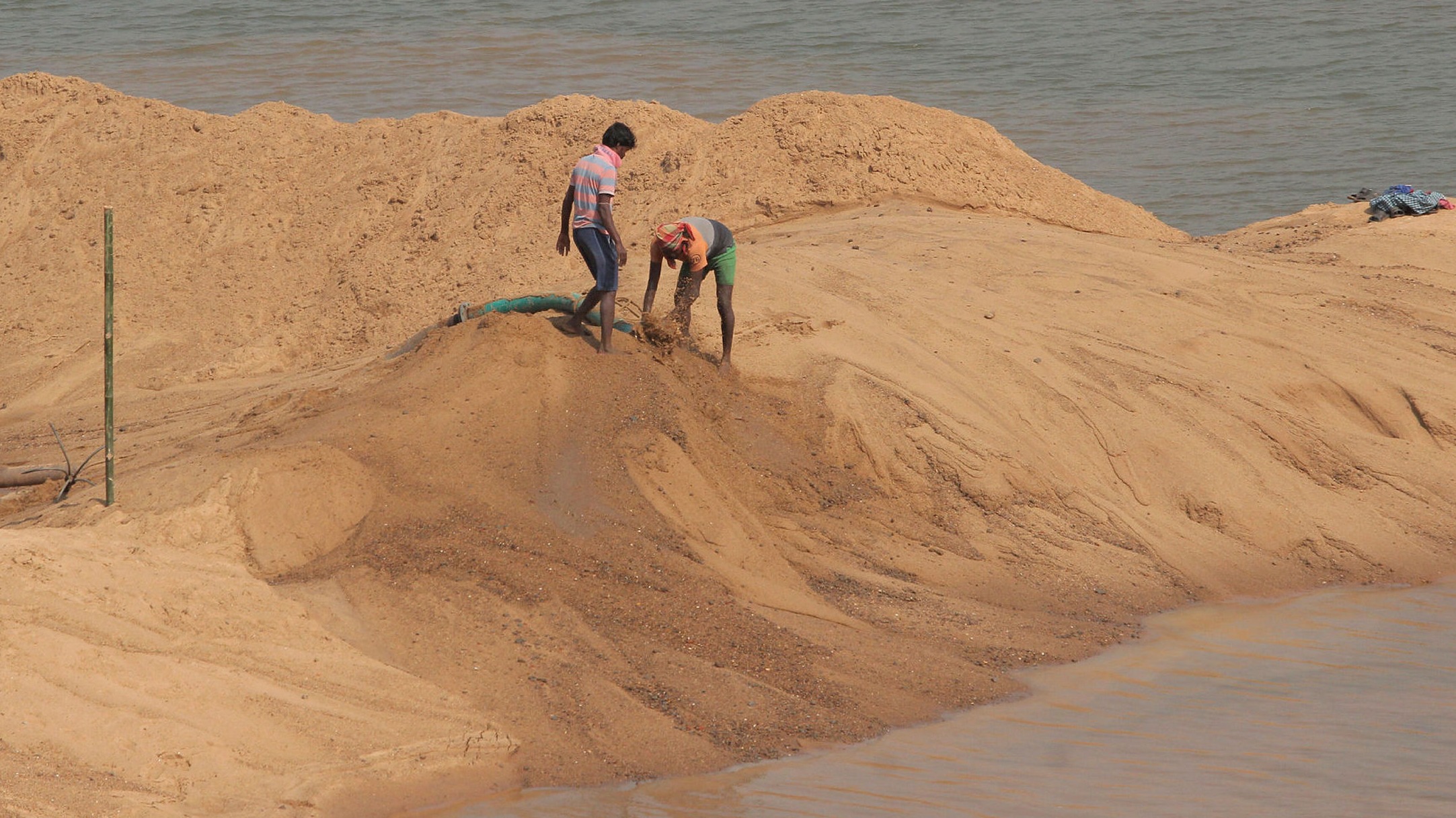 Growth in illegal sand mining threatens weak lakes and rivers - Vimarsana News