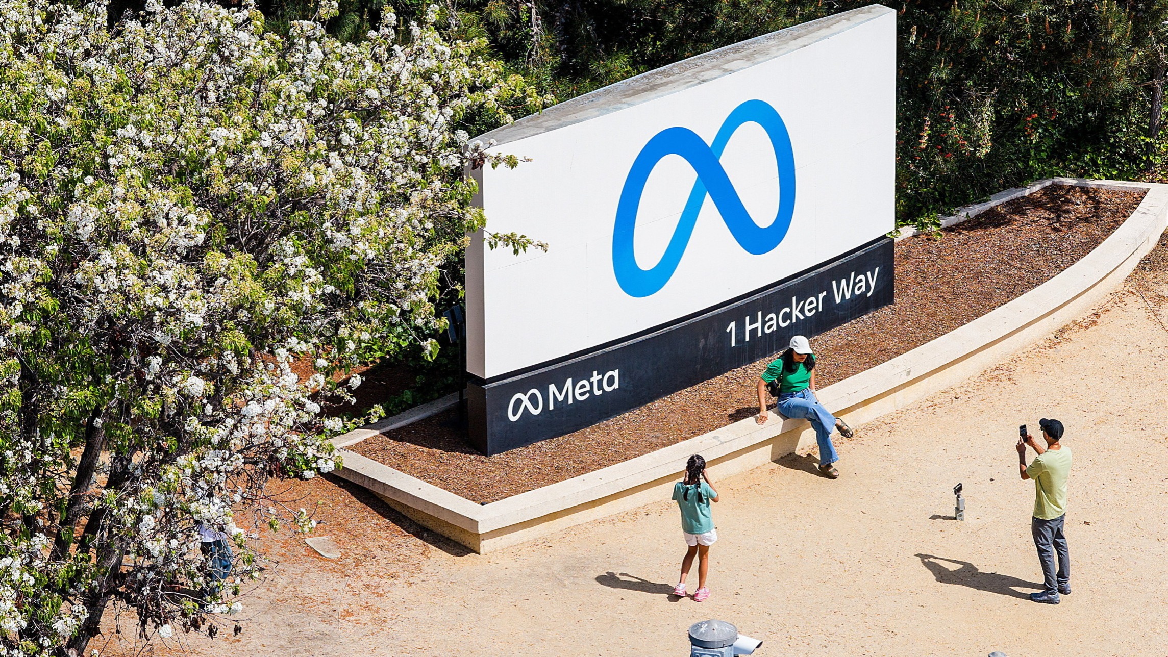 d1e00ek4ebabms.cloudfront.net image