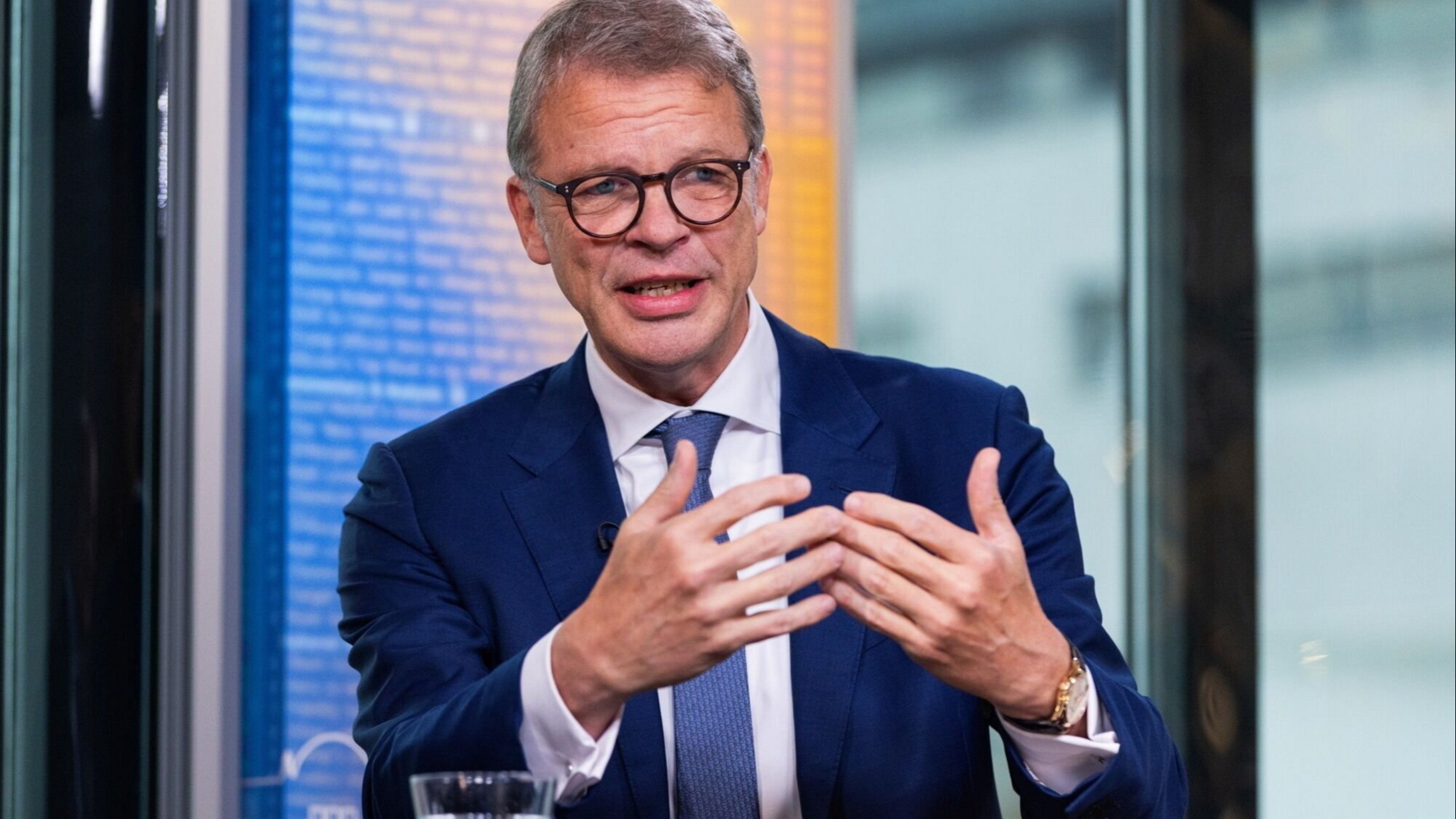 d1e00ek4ebabms.cloudfront.net image