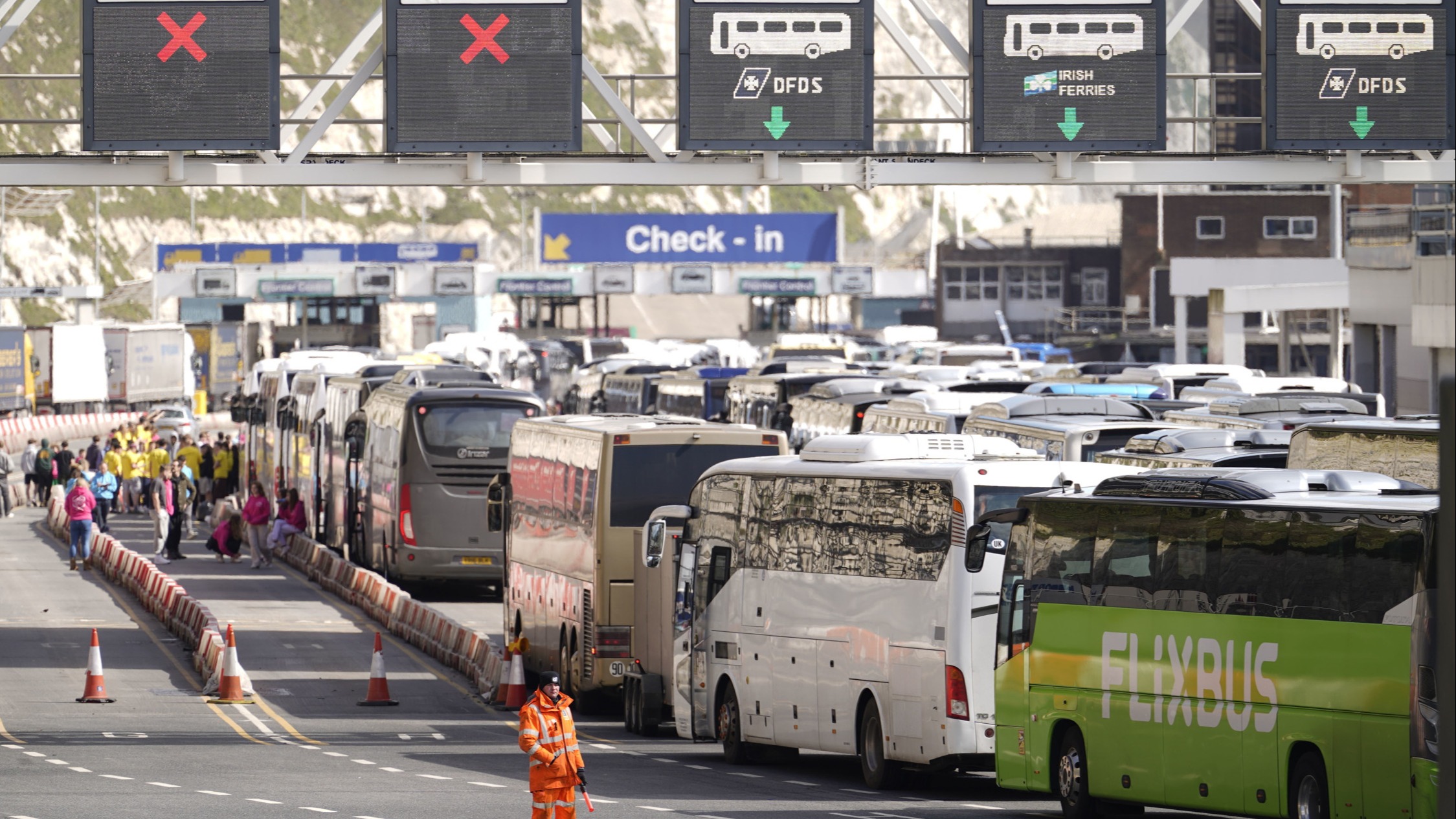 Ferry operators explore capping coach numbers at Dover after travel chaos |  Financial Times