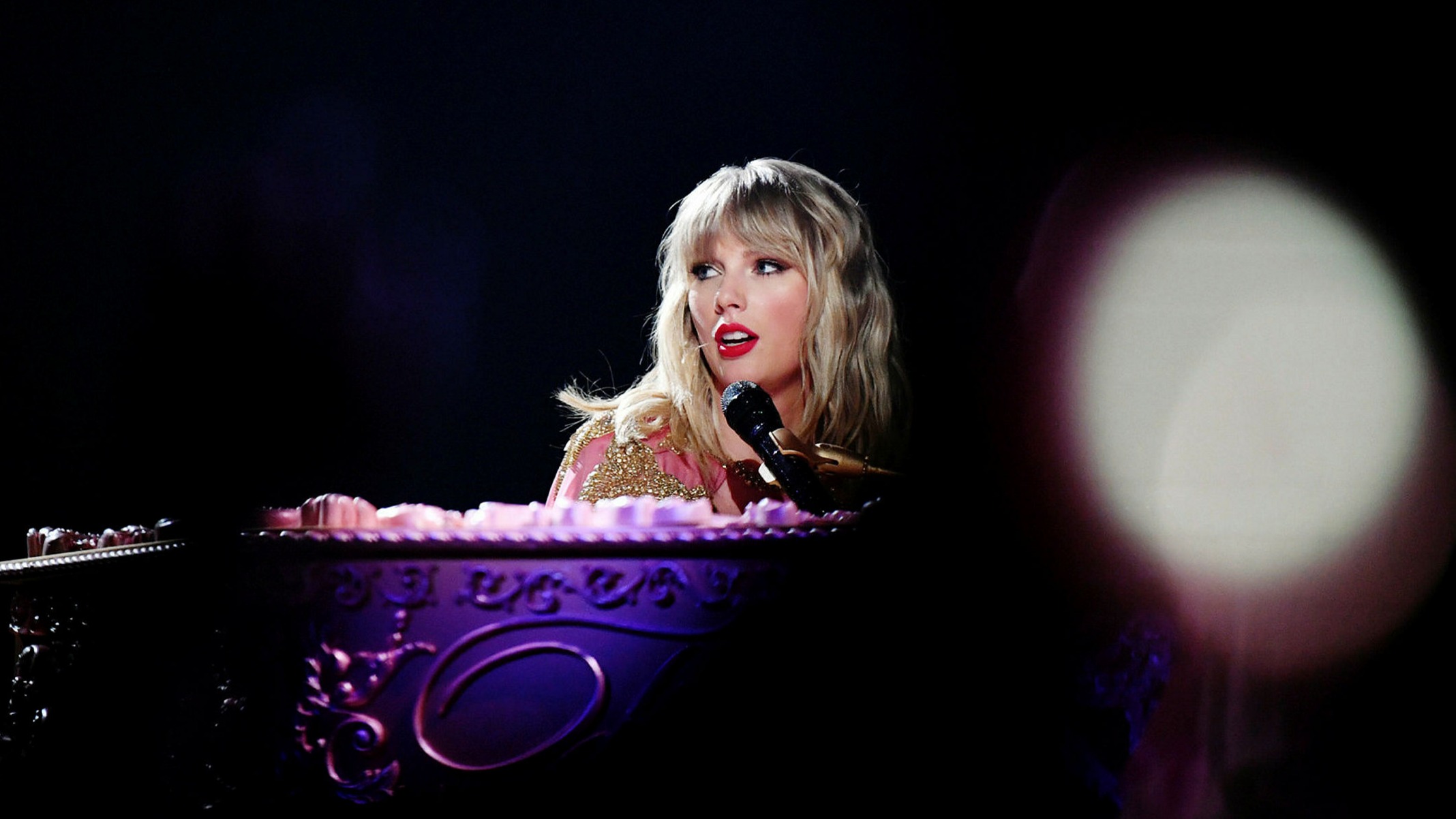 Taylor Swift Revisits Her Past Financial Times