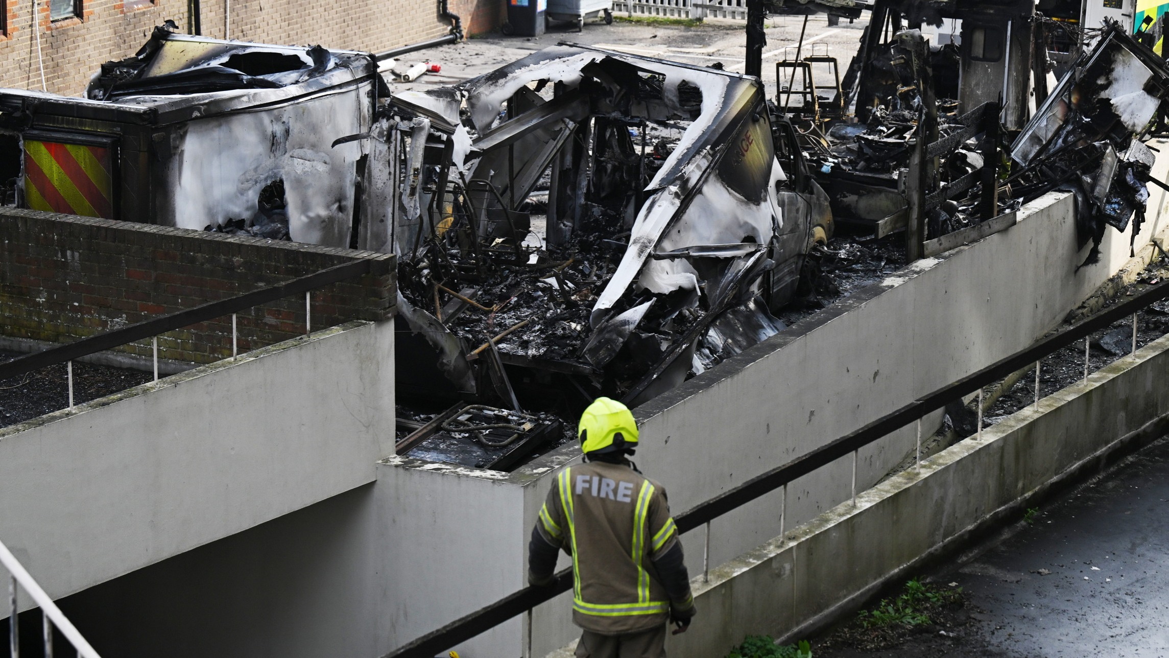 d1e00ek4ebabms.cloudfront.net image