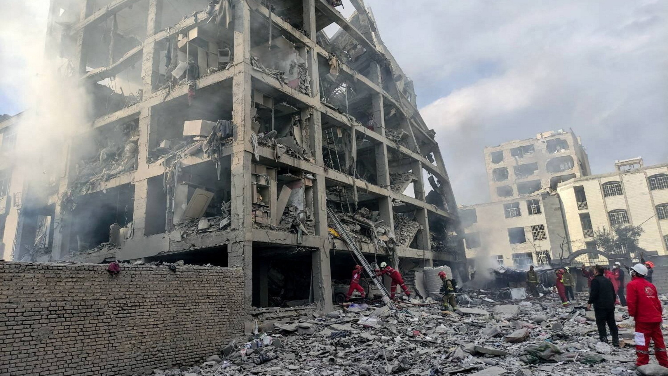 d1e00ek4ebabms.cloudfront.net image