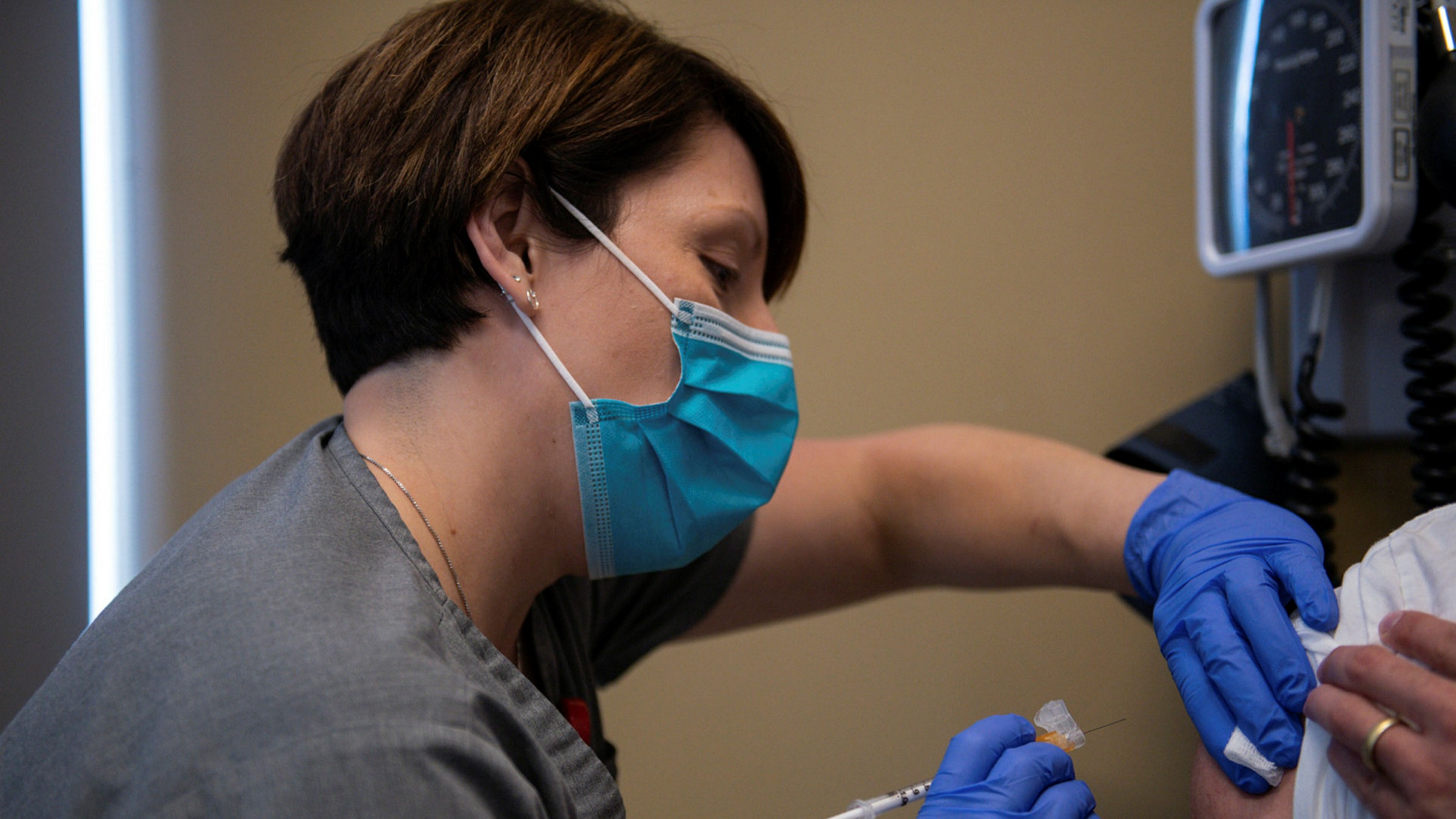 Latest news updates: 90% of US federal employees have been vaccinated ahead of mandate deadline