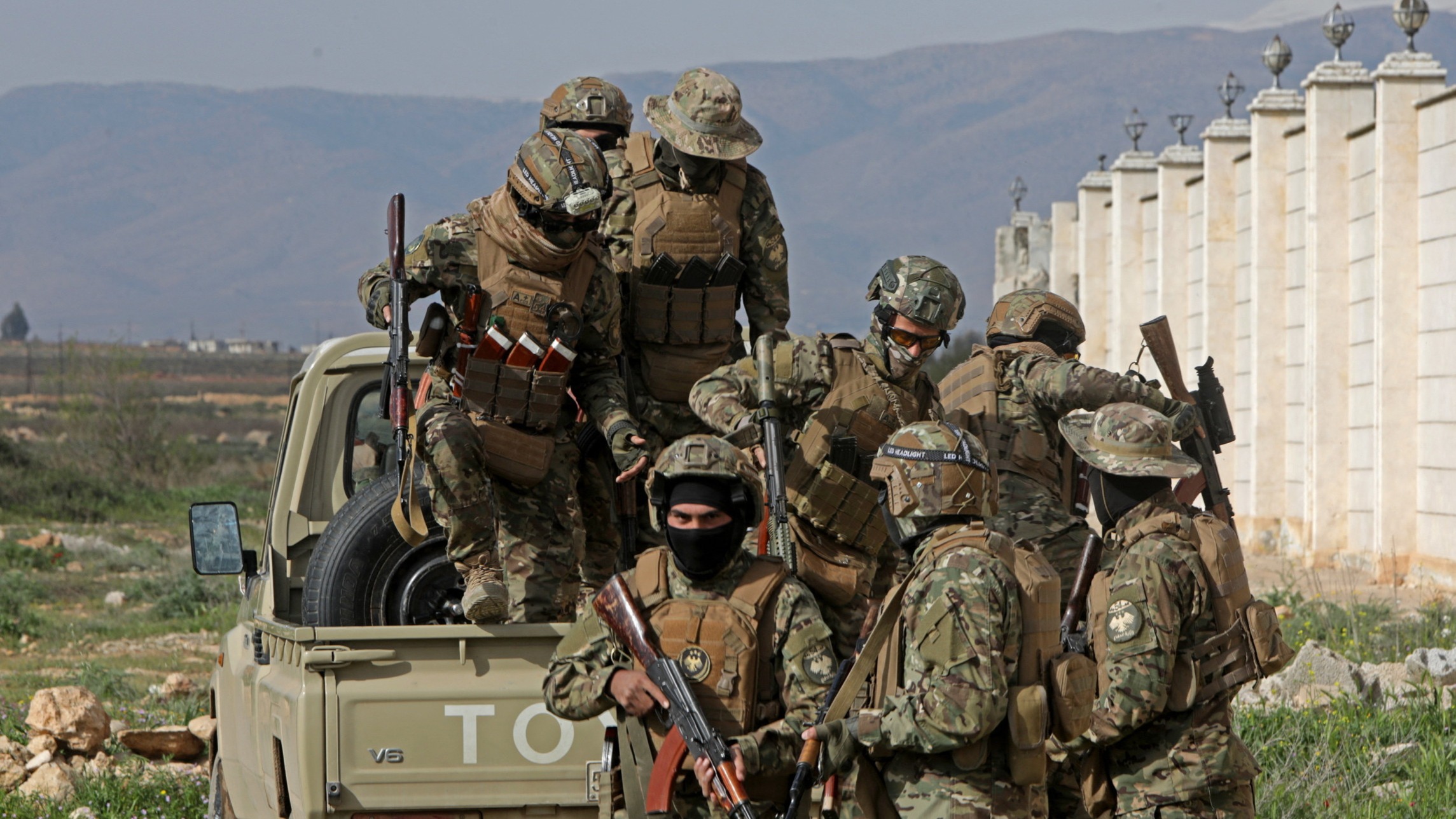 d1e00ek4ebabms.cloudfront.net image