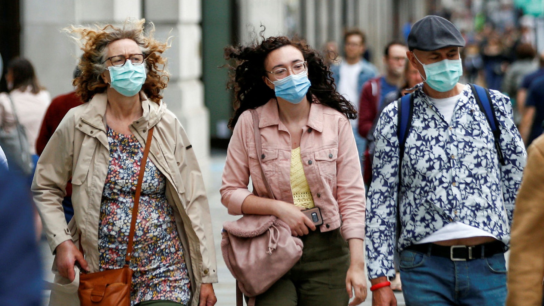 Britain 'lags way behind' in wearing face masks, scientists say | Financial Times