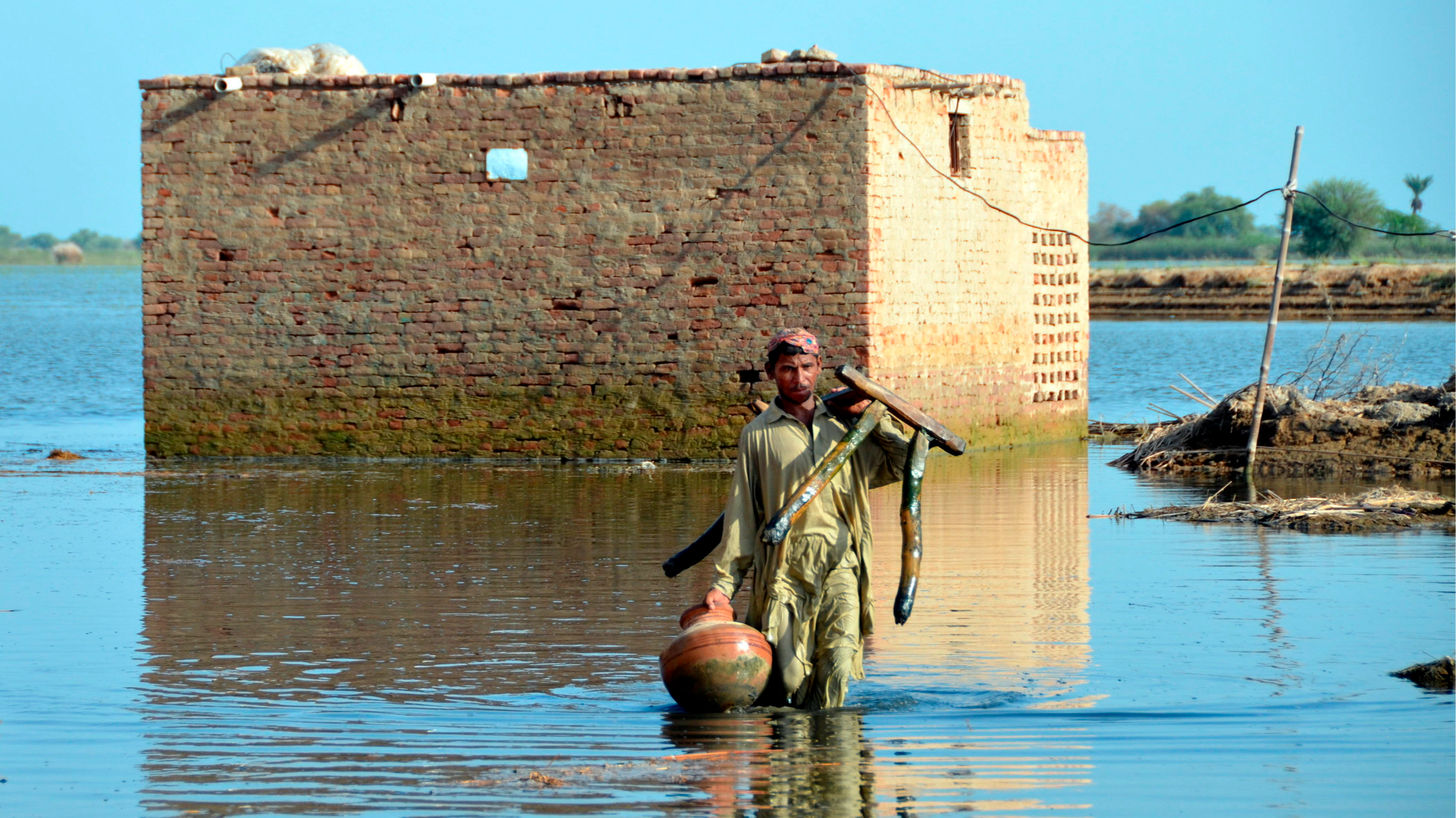 Report : Flood-hit Pakistan should suspend debt repayments.