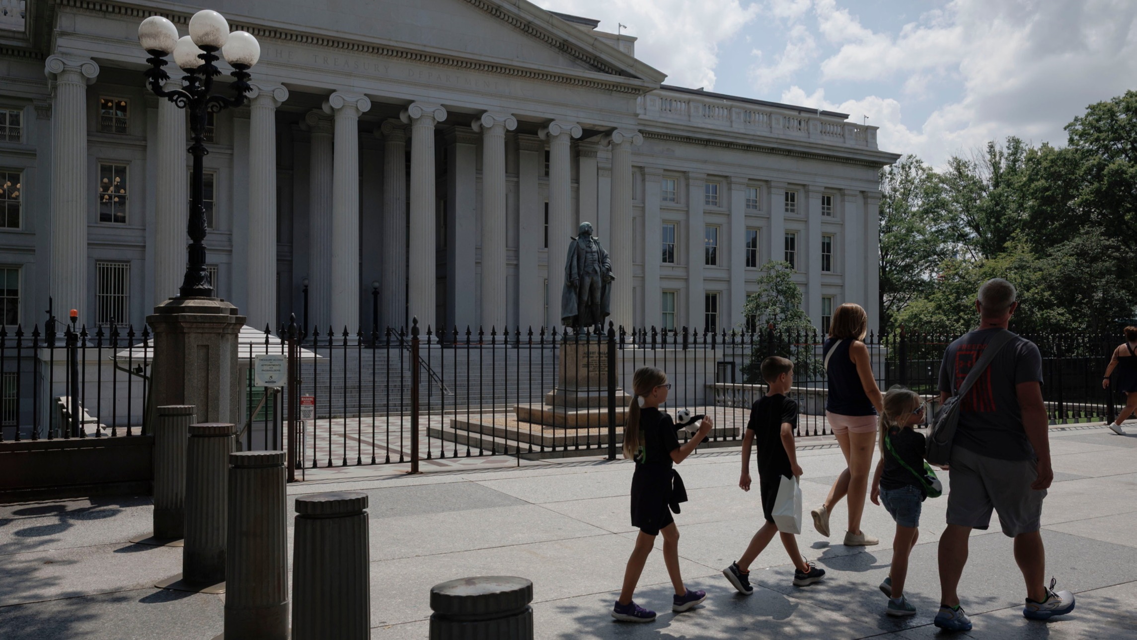 d1e00ek4ebabms.cloudfront.net image