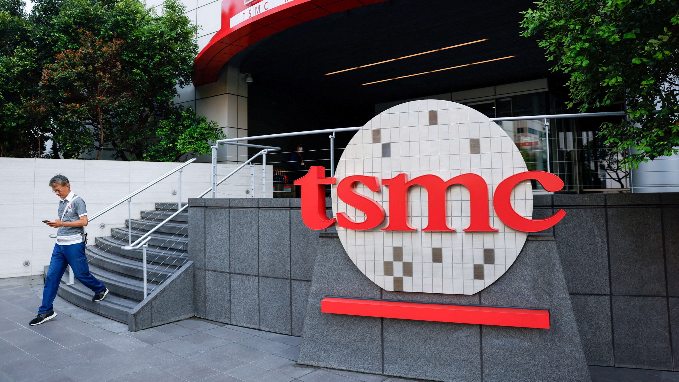 d1e00ek4ebabms.cloudfront.net image