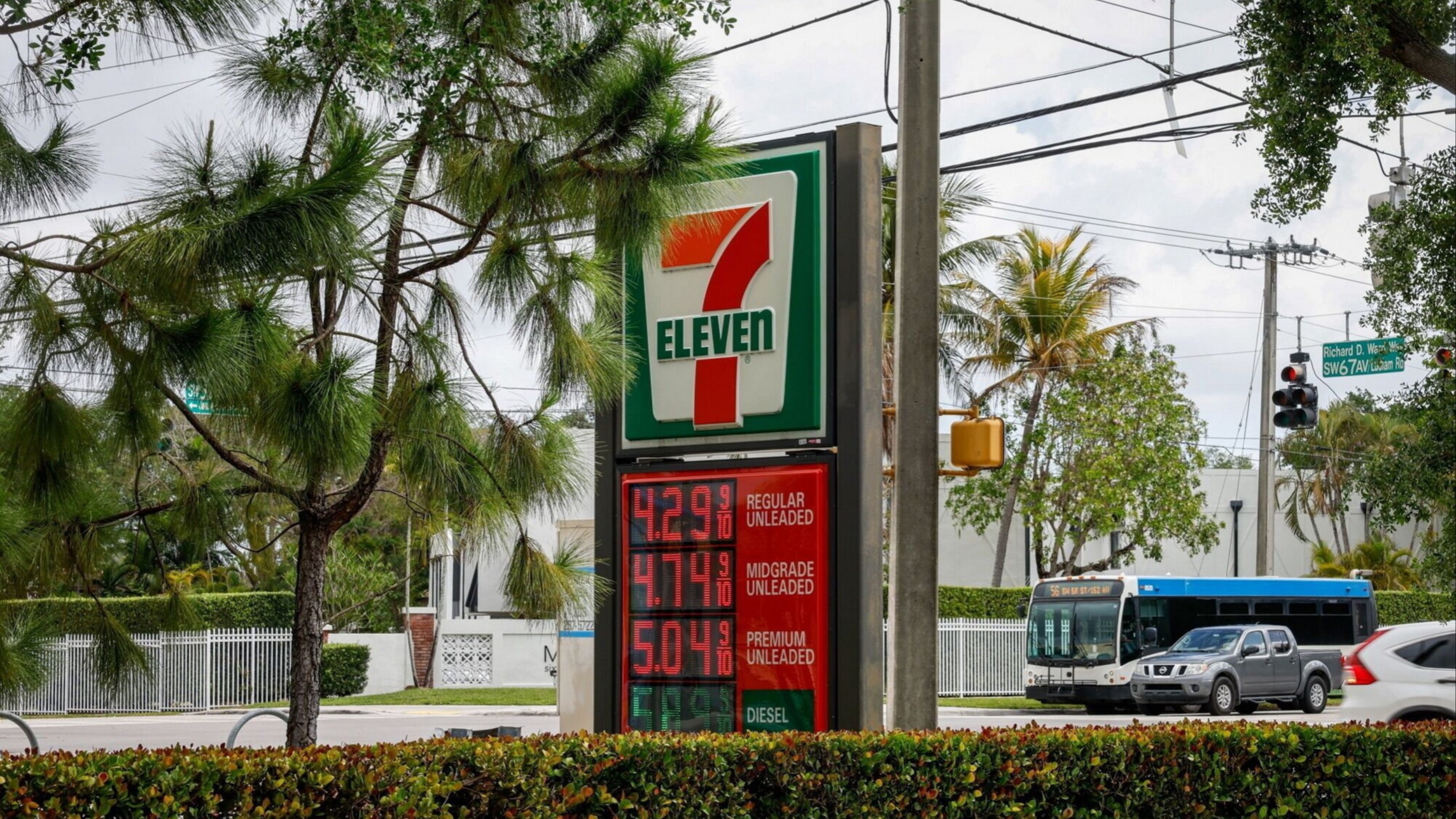 d1e00ek4ebabms.cloudfront.net image