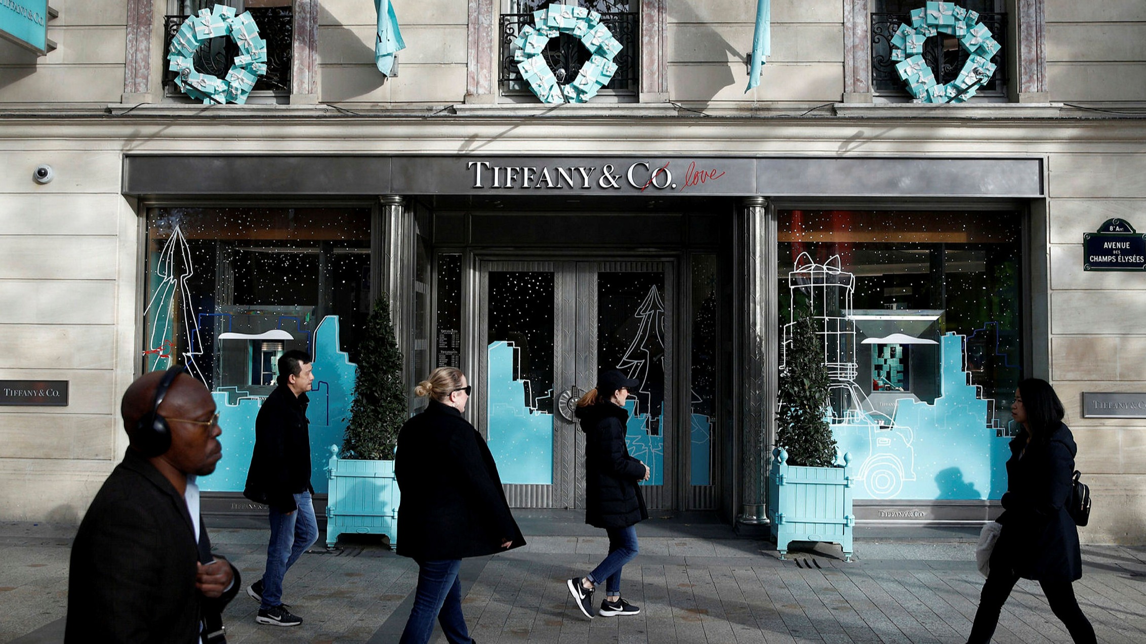 LVMH and Tiffany in talks to cut price 