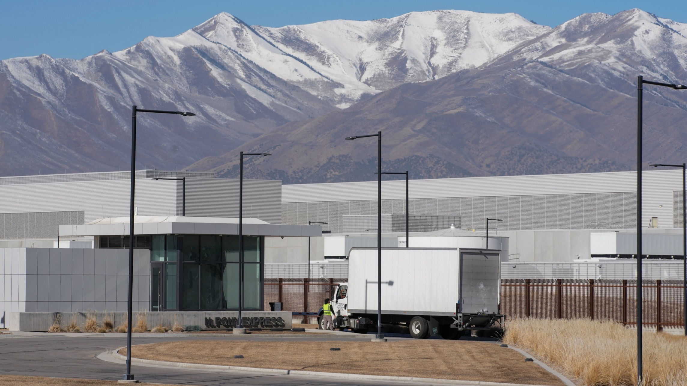 d1e00ek4ebabms.cloudfront.net image