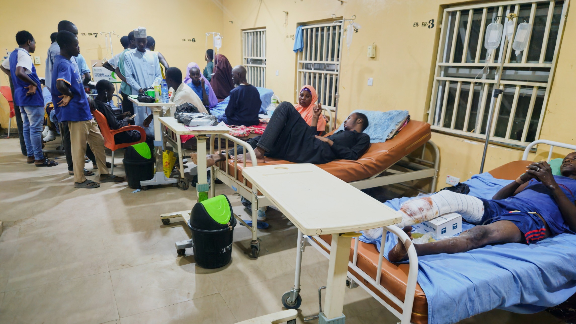 d1e00ek4ebabms.cloudfront.net image