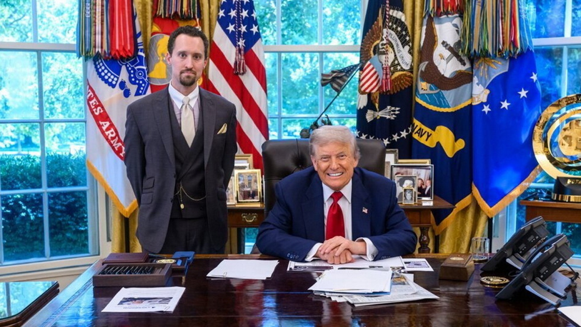 d1e00ek4ebabms.cloudfront.net image