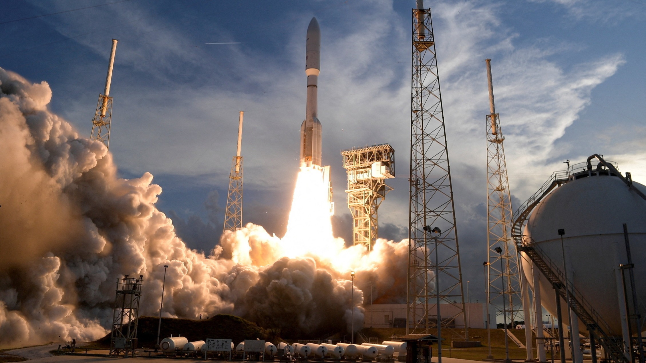 d1e00ek4ebabms.cloudfront.net image