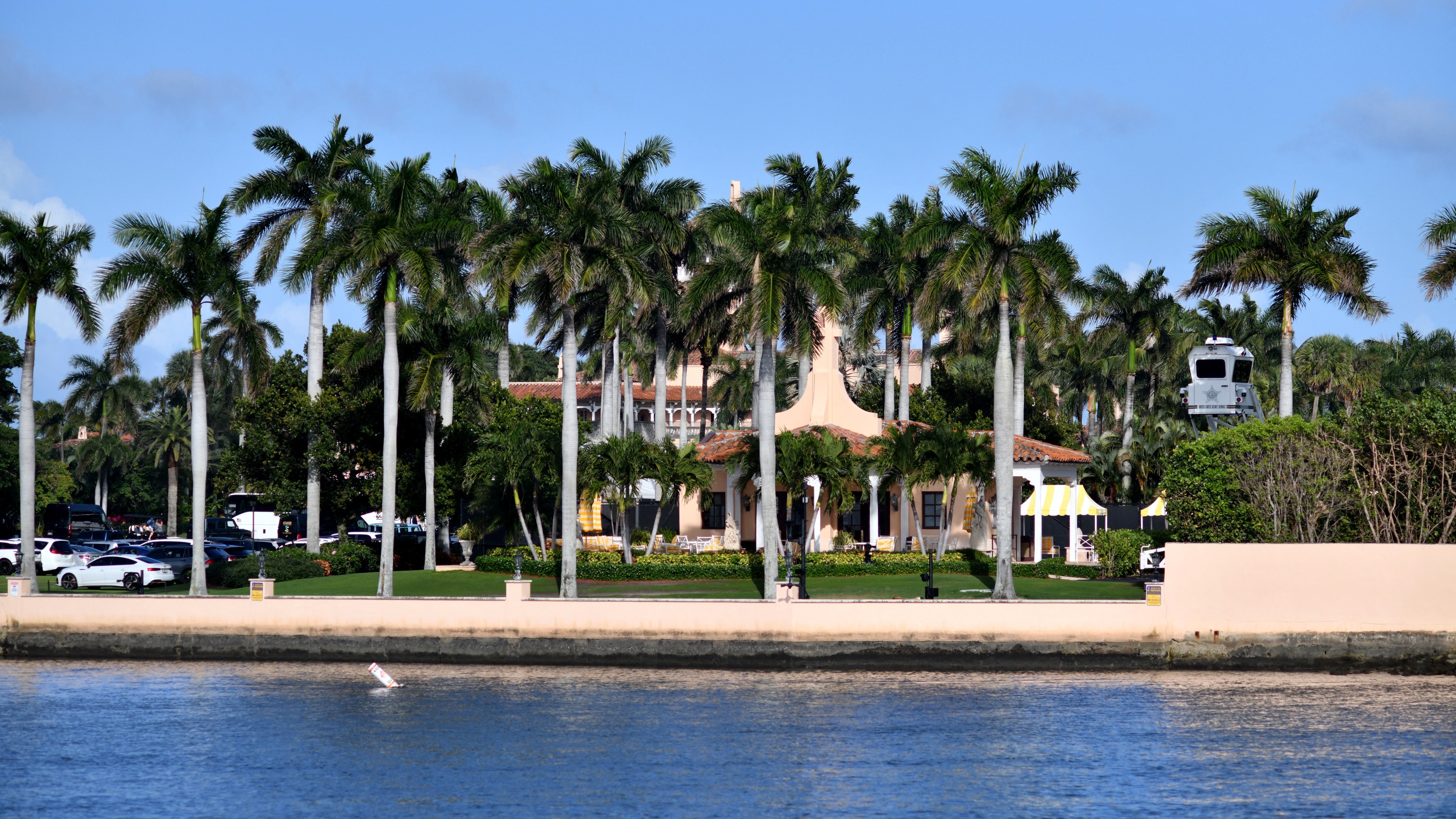 d1e00ek4ebabms.cloudfront.net image